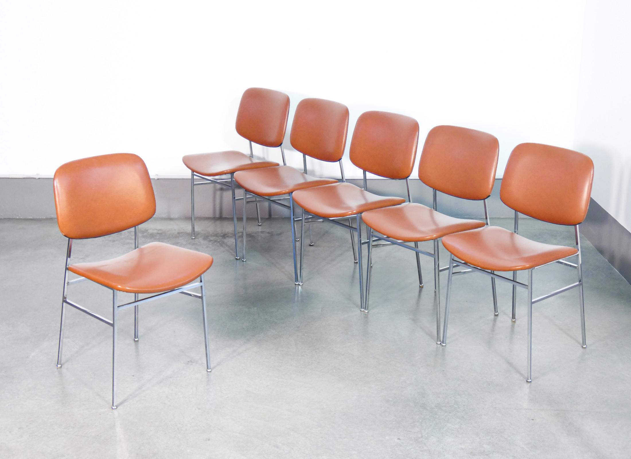 Ensemble de six chaises
du design italien
des années 1960,
métal chromé
et de la sellerie en skaï.

ORIGINE
Italie

PÉRIODE
1960s

CONCEPTEUR
La ligne de chaises remonte au design italien des années 1960

MATÉRIAUX
Métal chromé et revêtement en