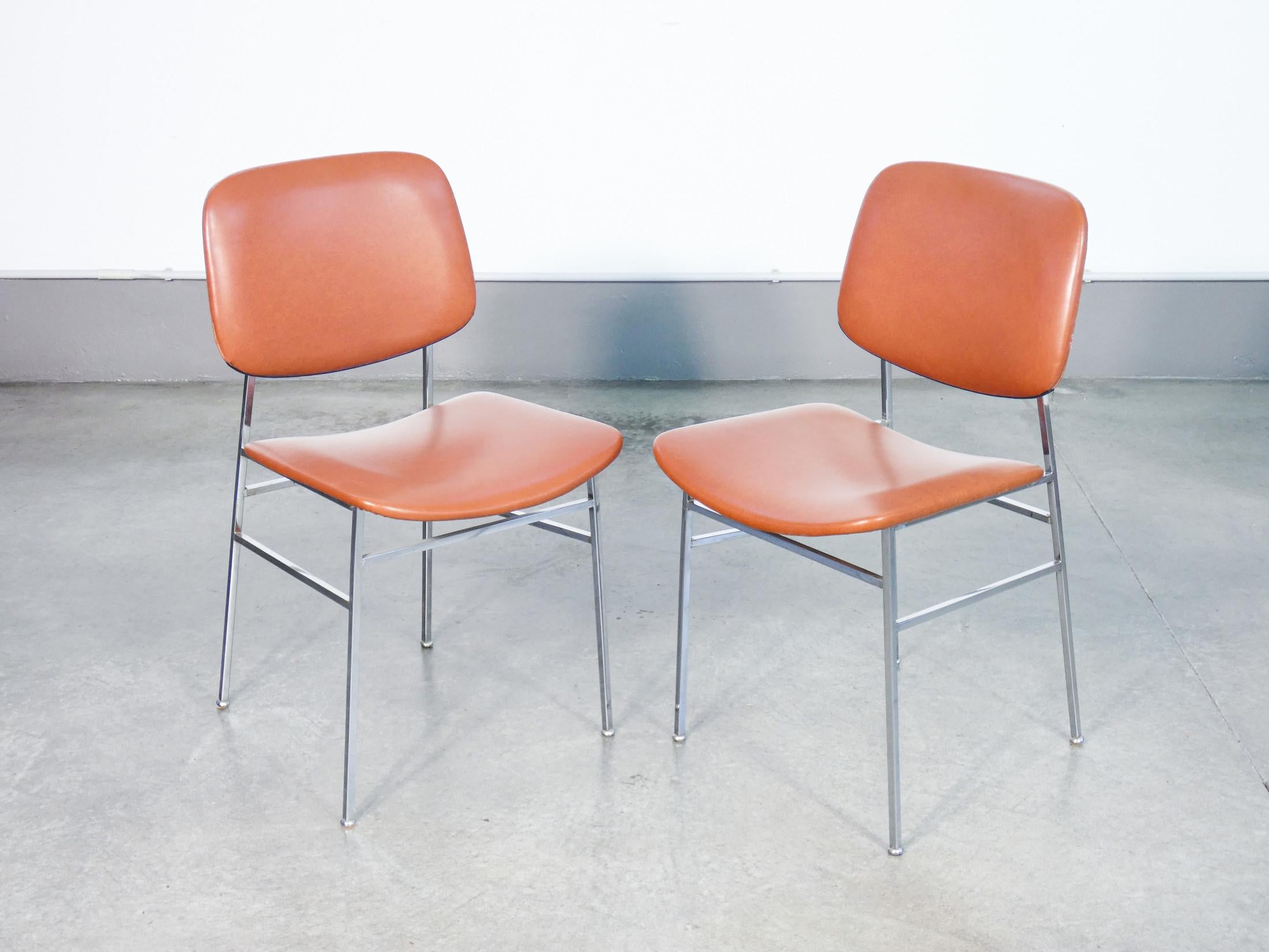 Italian Ensemble de six chaises design italiennes des années 1960, en métal chromé et skaï en vente