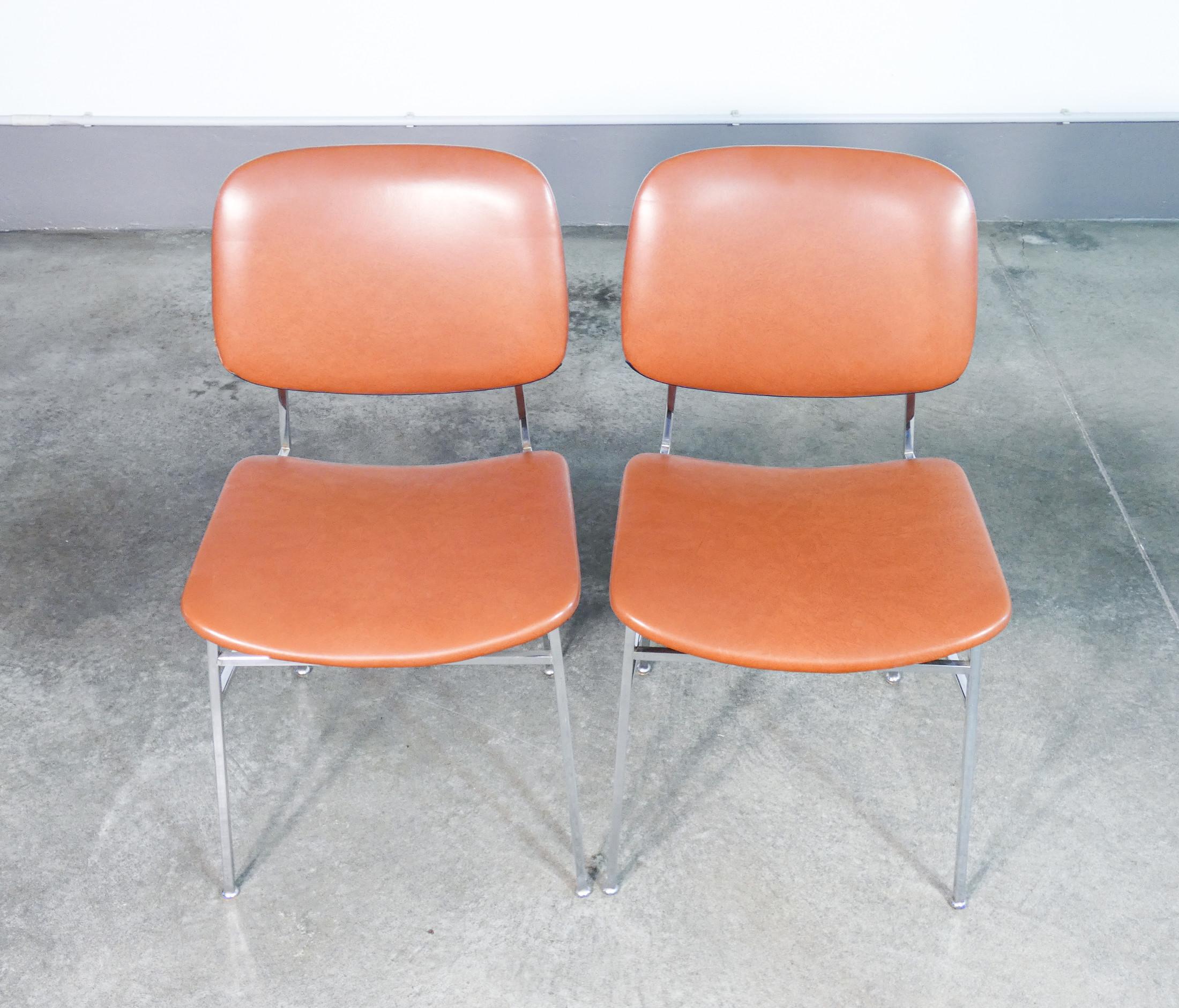 Ensemble de six chaises design italiennes des années 1960, en métal chromé et skaï Bon état - En vente à Torino, IT