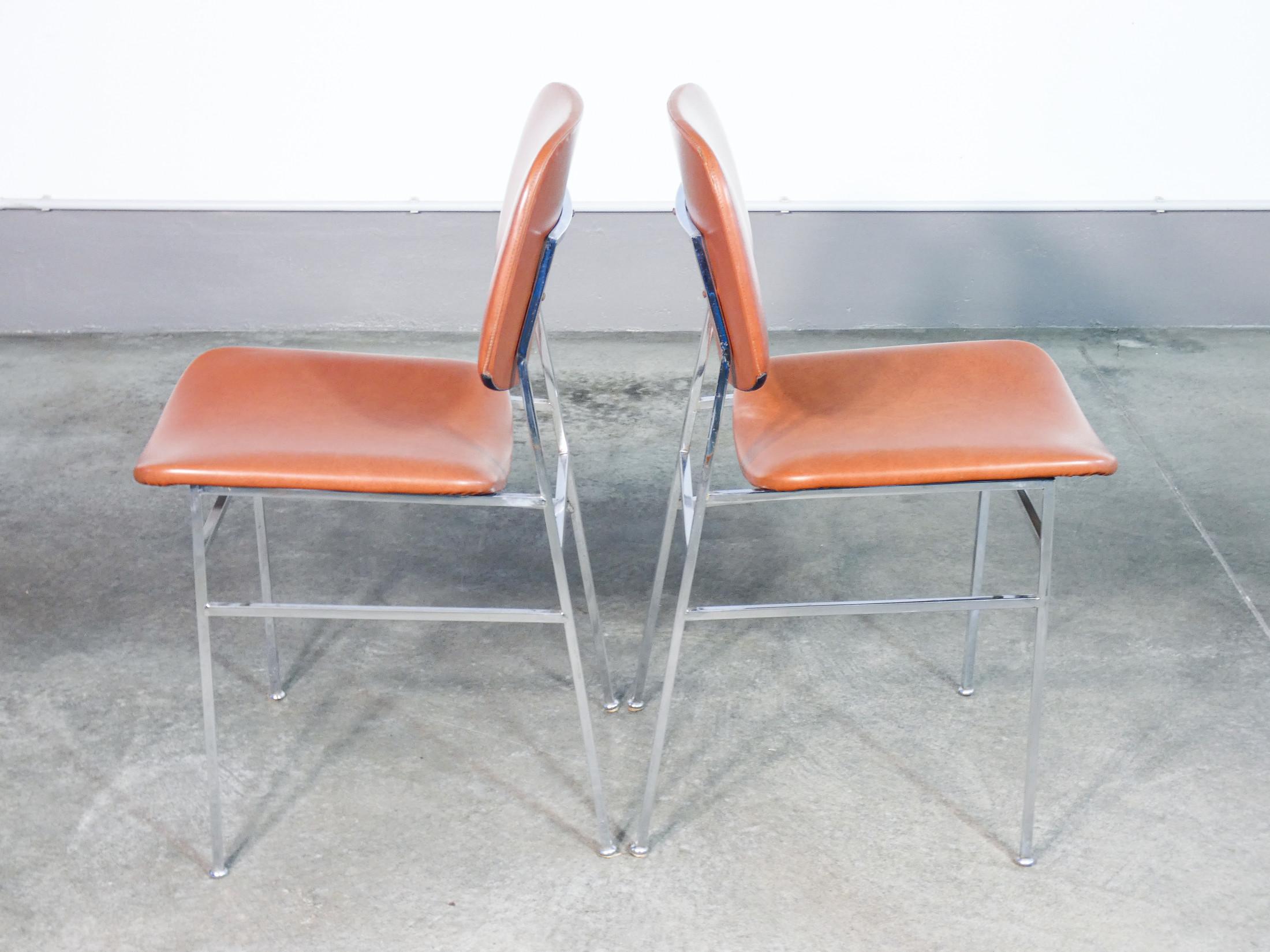 Mid-20th Century Ensemble de six chaises design italiennes des années 1960, en métal chromé et skaï en vente