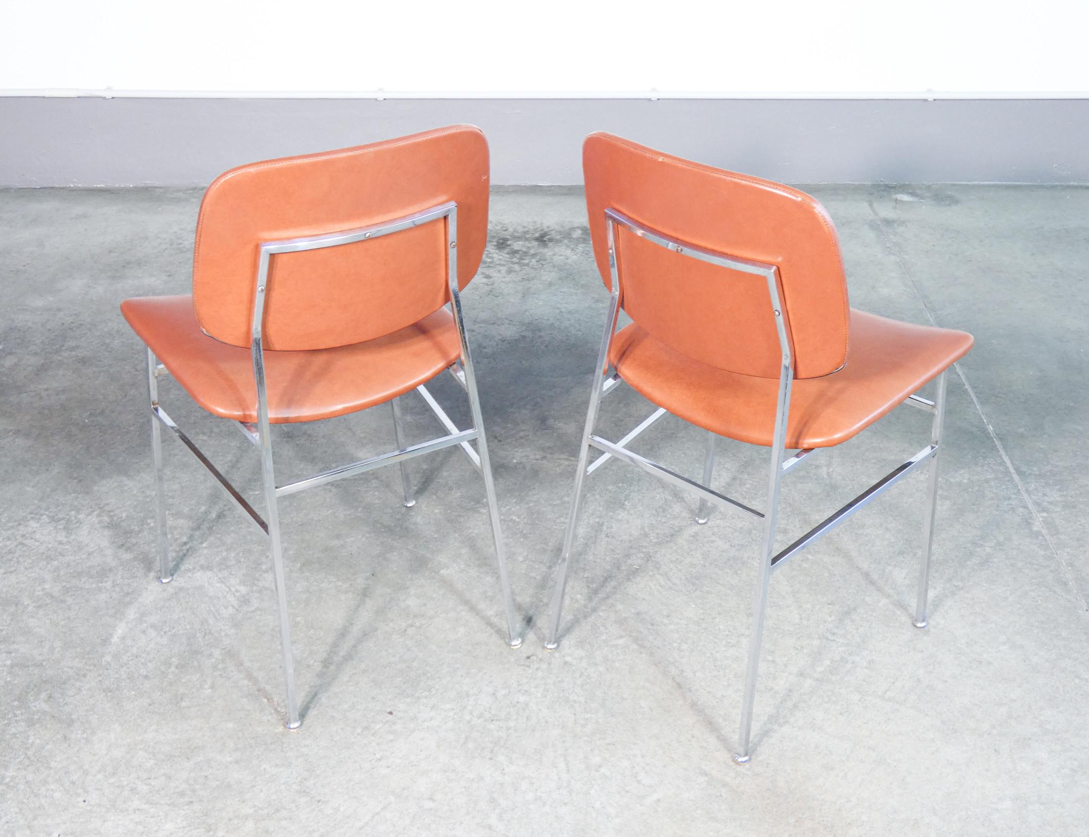 Métal Ensemble de six chaises design italiennes des années 1960, en métal chromé et skaï en vente