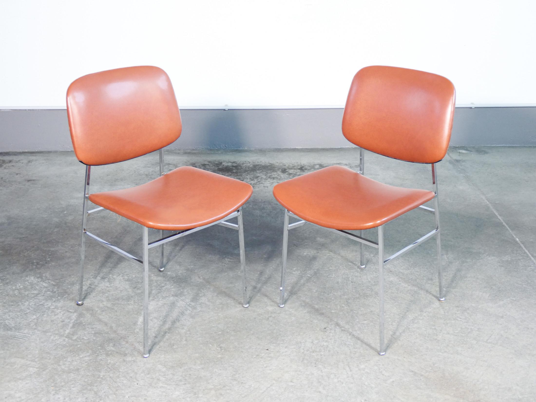 Ensemble de six chaises design italiennes des années 1960, en métal chromé et skaï en vente 1