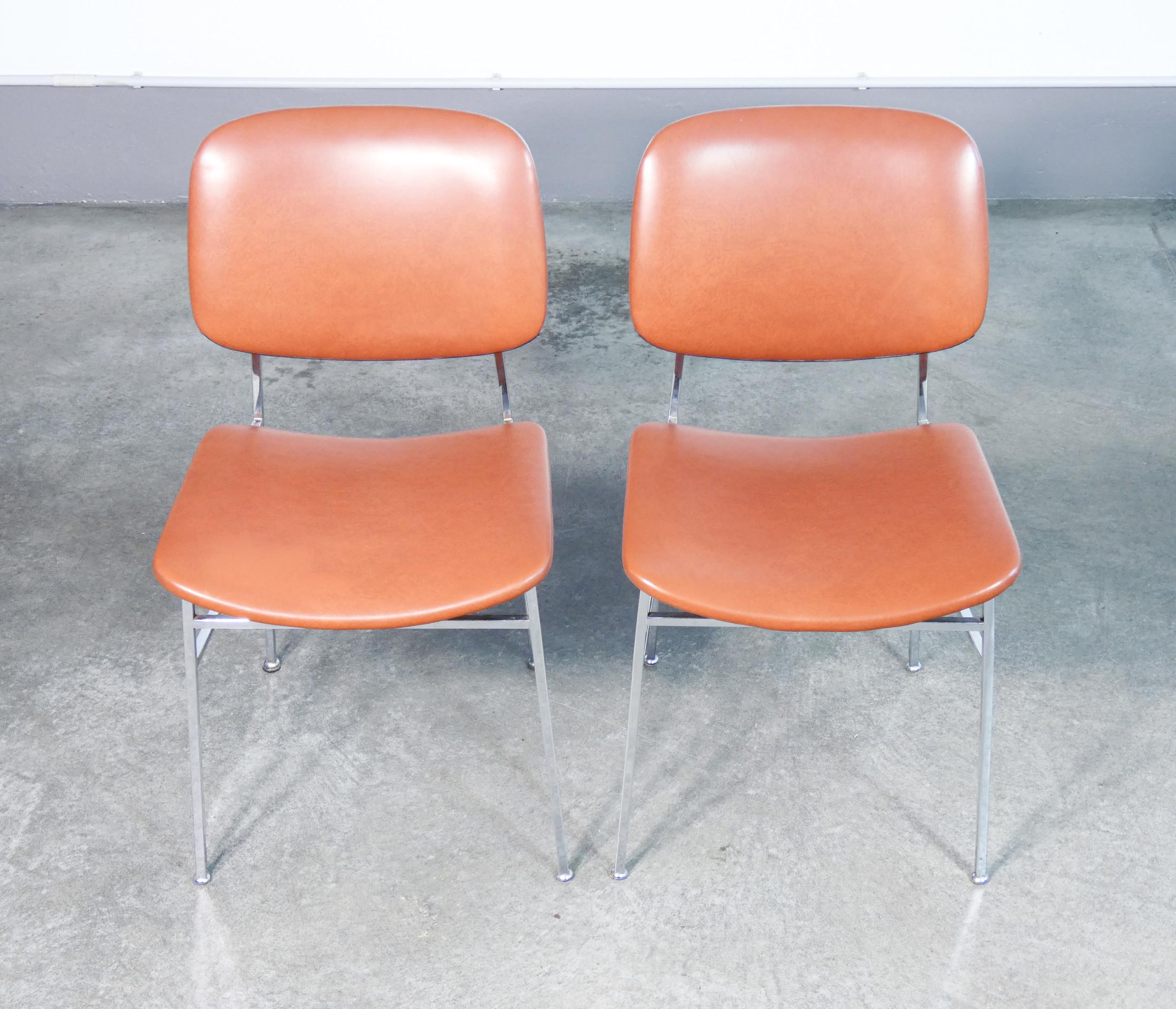 Ensemble de six chaises design italiennes des années 1960, en métal chromé et skaï en vente 2