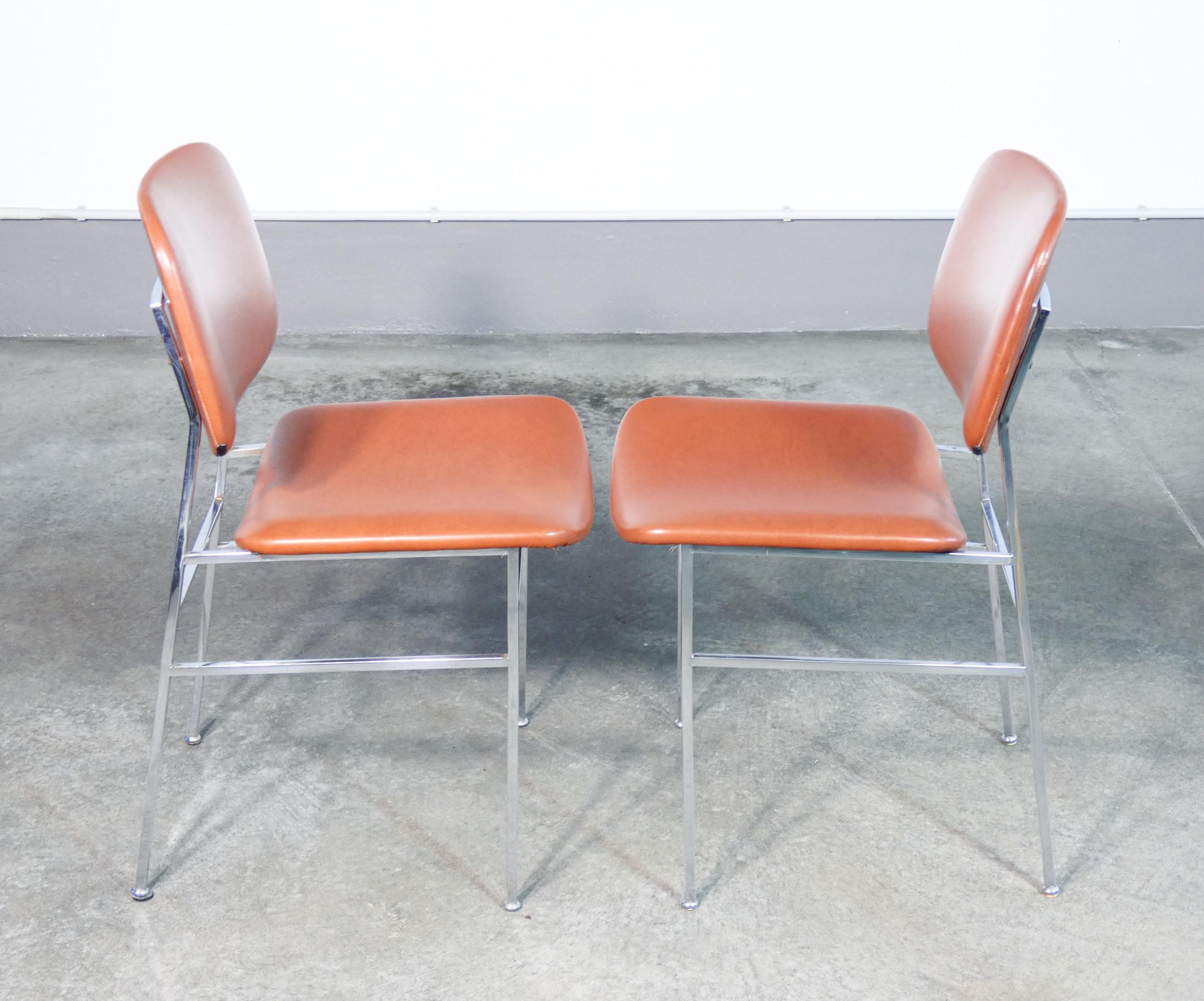Ensemble de six chaises design italiennes des années 1960, en métal chromé et skaï en vente 3