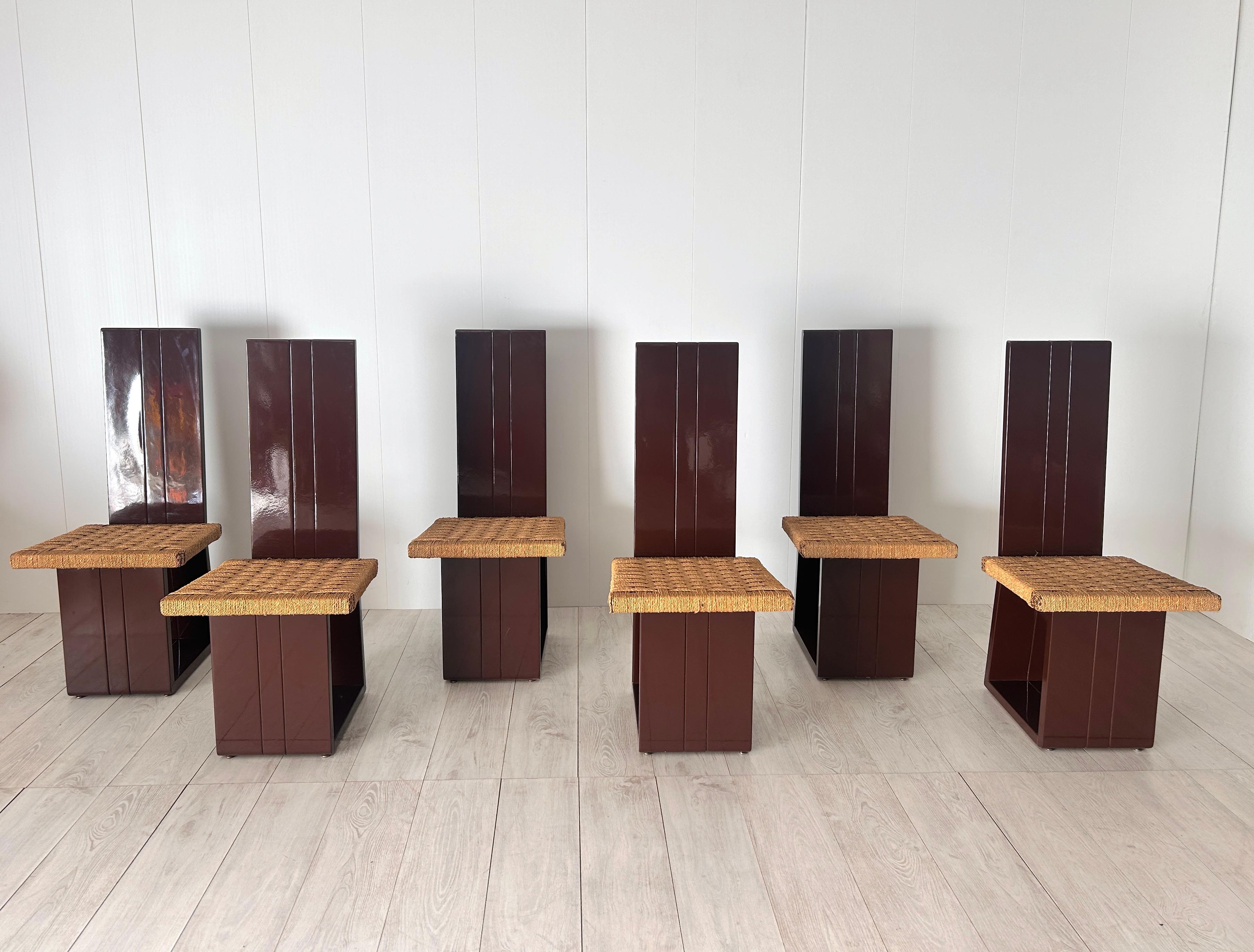 Set di 6 particolare sedie con struttura in legno laccata e seduta in paglia.

