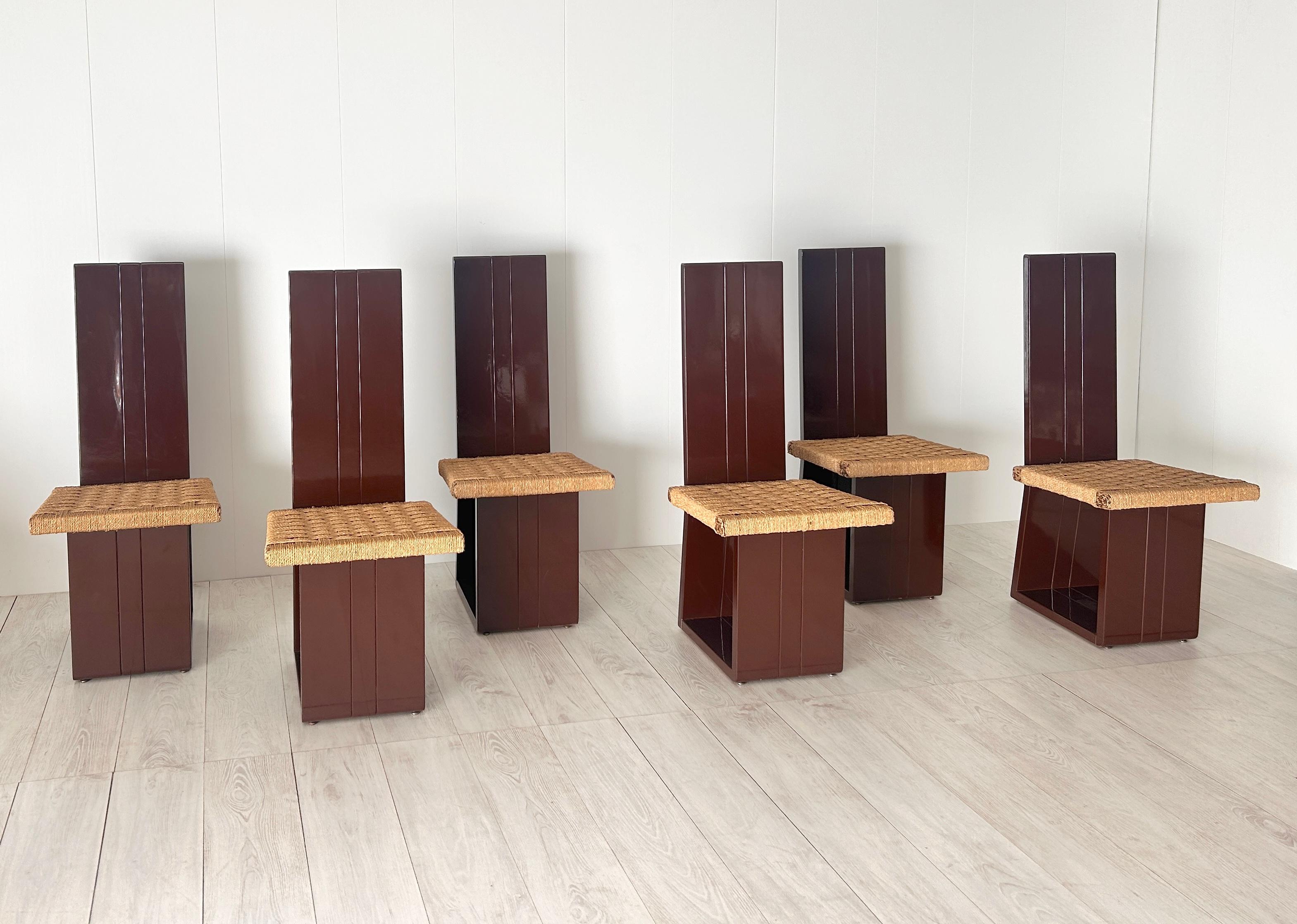 Set di sei sedie in legno laccato e seduta in paglia, Italien, Anni 70, Set (Italian) im Angebot
