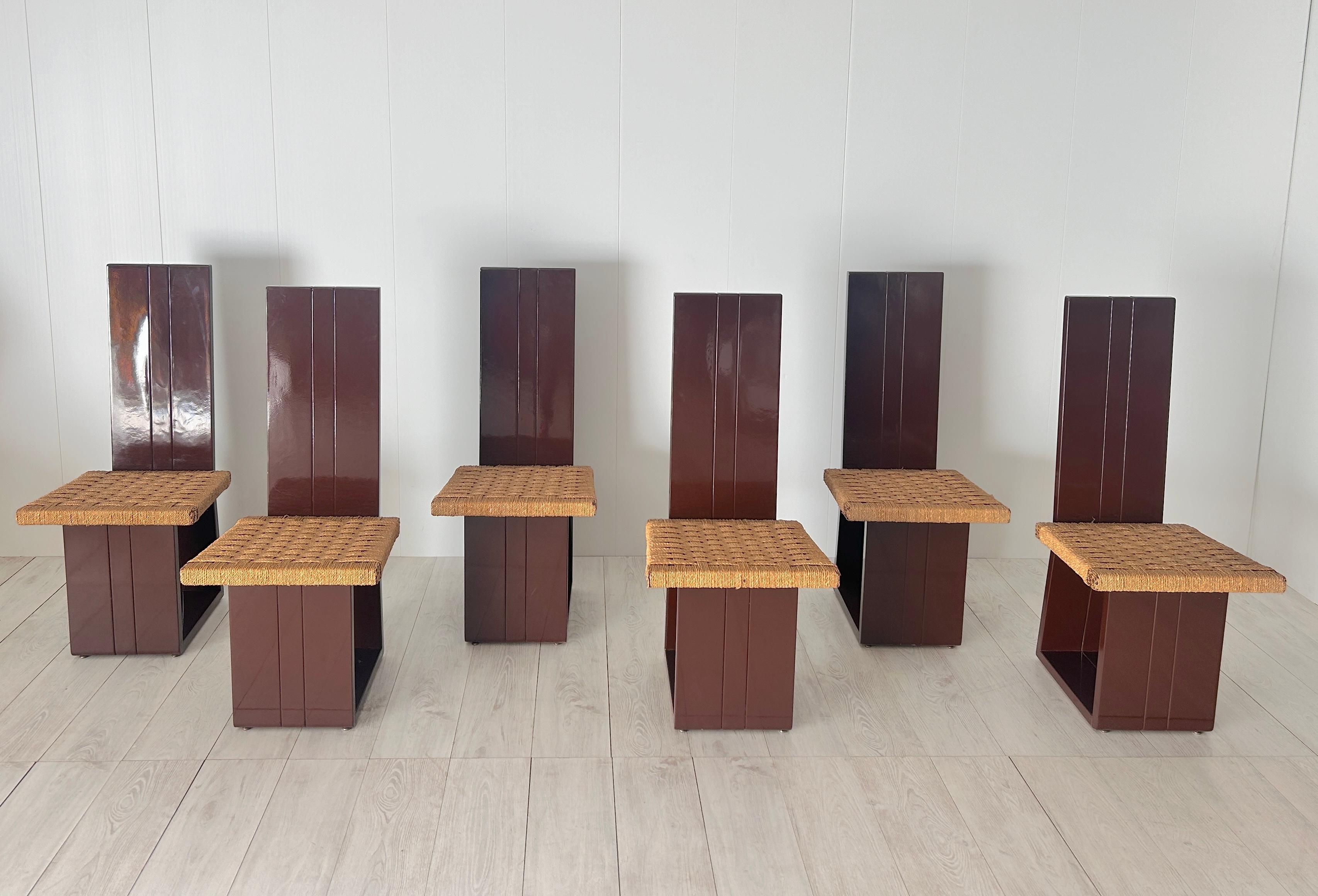 Set di sei sedie in legno laccato e seduta in paglia, Italien, Anni 70, Set (Lackiert) im Angebot