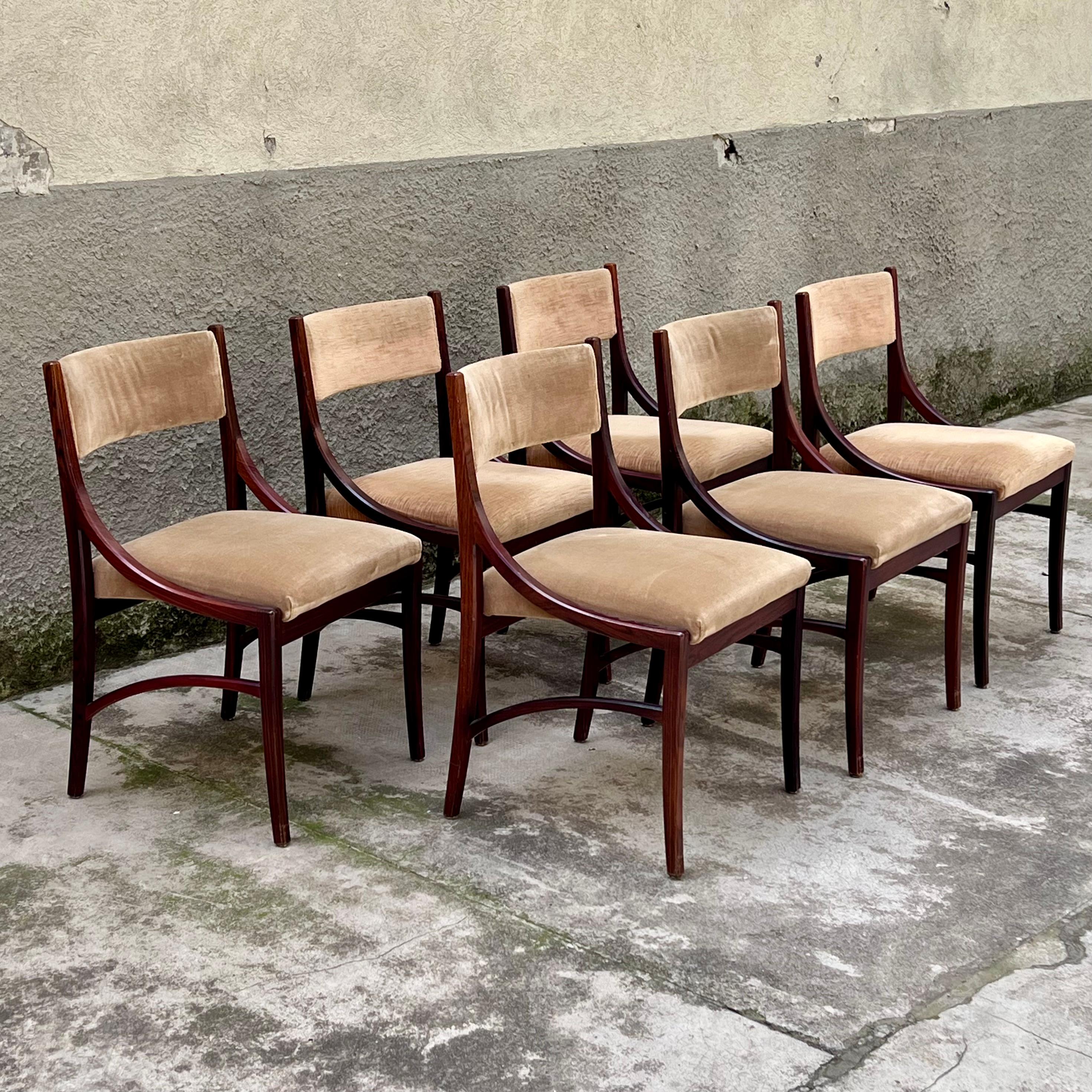 Un magnifique ensemble de six chaises en acajou élégant et en velours couleur noisette confortable, né du crayon d'Ico Parisi et fabriqué depuis les années 1960 par la prestigieuse société Cassina, peut-être la plus connue en termes de