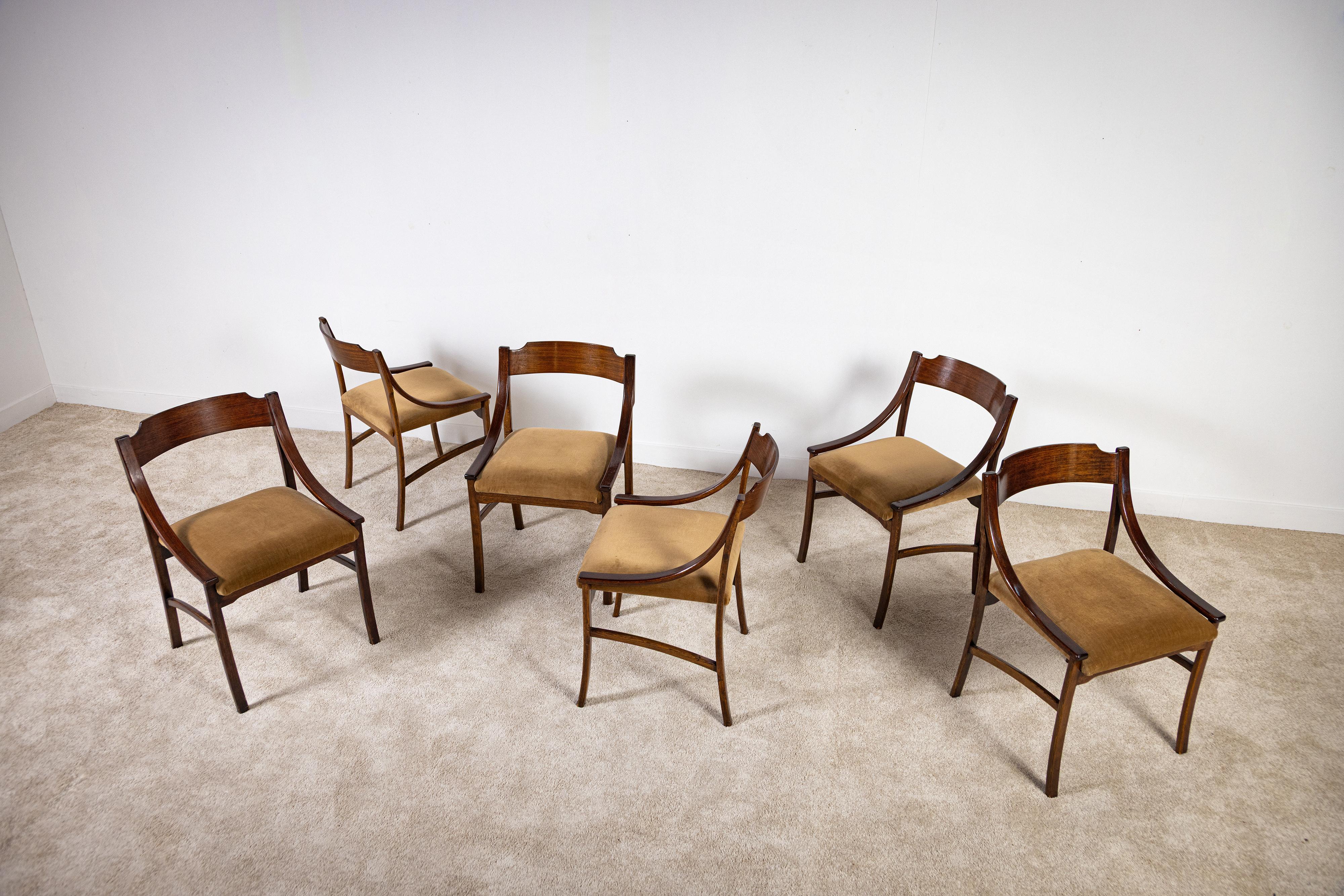 Raffinato set di sei sedie originali italiane degli anni Cinquanta realizzate in frassino massello, si distinguono per la struttura armoniosa e slanciata, con gambe rastremate e traverse che ne esaltano la stabilità senza appesantirne le linee. Lo