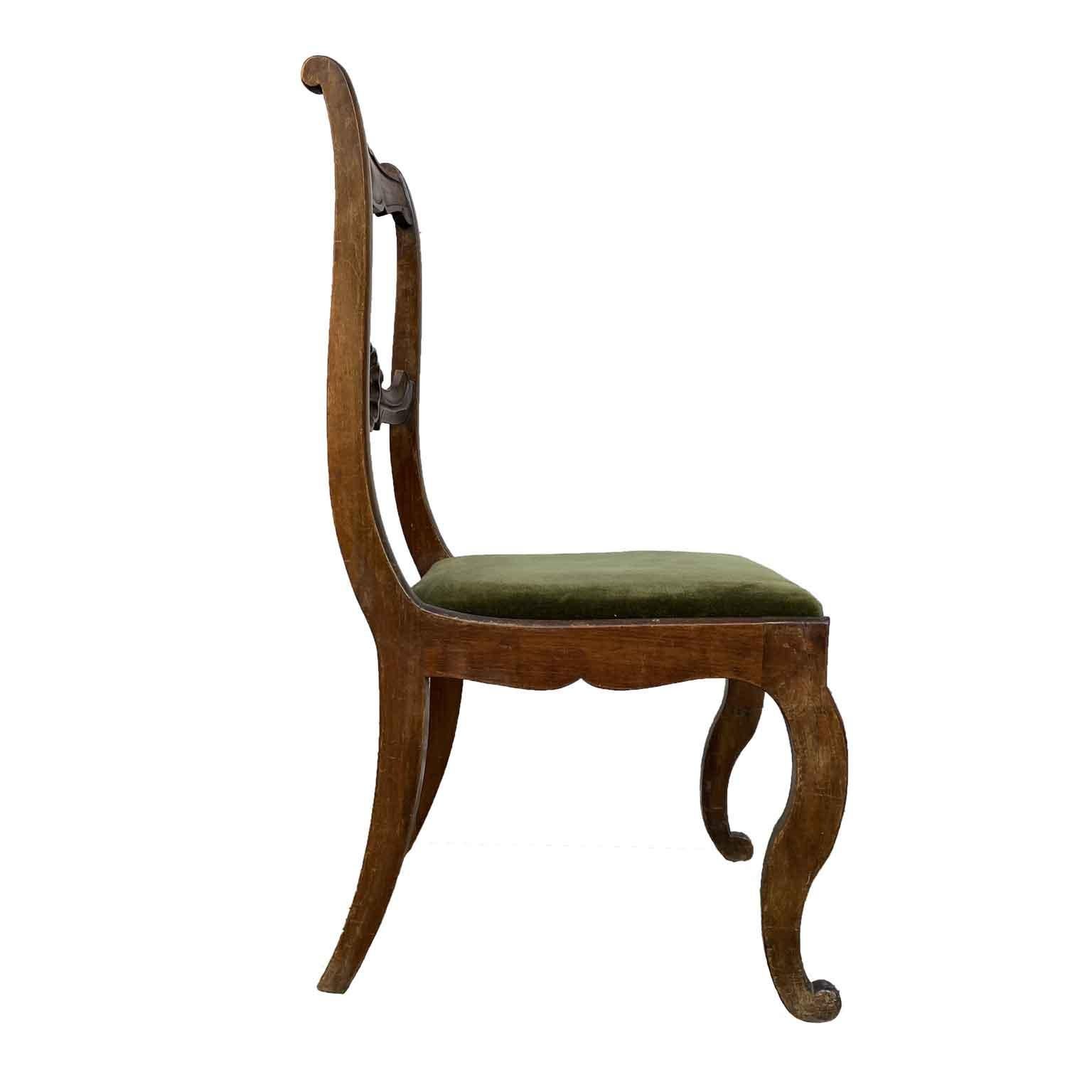 Sechs italienische geschnitzte Nussbaumstühle aus den späten 1800er Jahren mit einer zu erneuernden Sitzfläche aus grünem Samt. Die sechs Stühle sind in einem guten schreinerischen Zustand,  die Walnussstruktur ist solide, aber sie brauchen eine 
