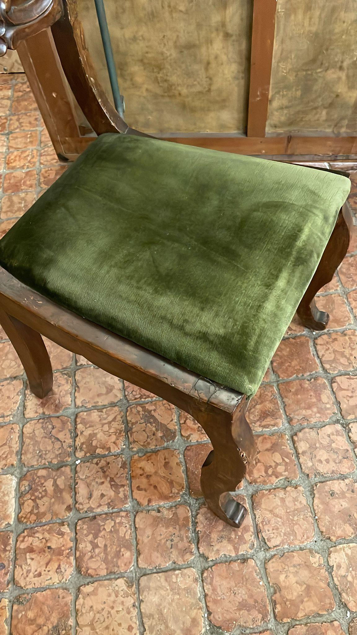 19th Century Set di Sei Sedie Italiane in Noce Intagliato XIX Secolo Velluto da Sostituire in vendita