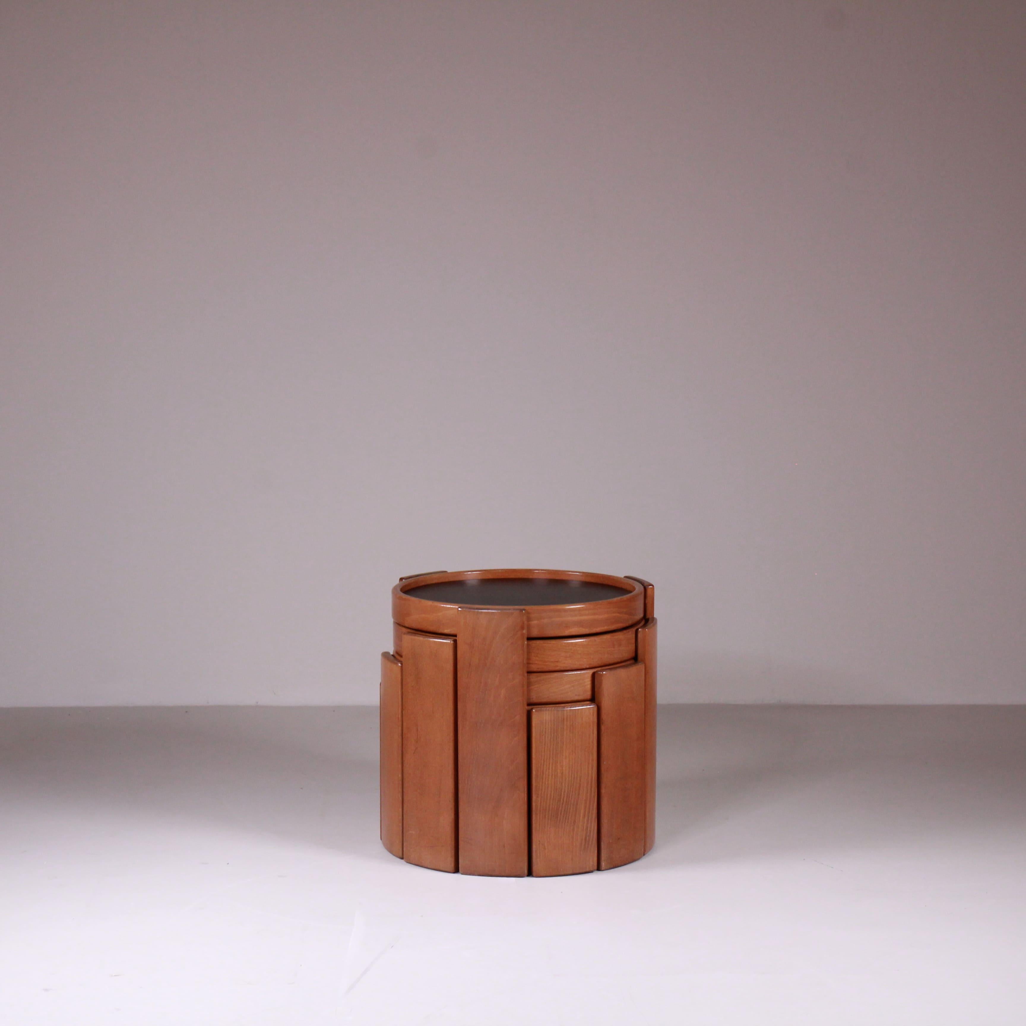 Set di tavolini modello 780/783 disegnati da Gianfranco Frattini per Cassina. Questi tavolini rappresentano un raffinato esempio di design italiano degli anni ’60, caratterizzati da linee pulite e una costruzione in legno massello. Frattini, noto