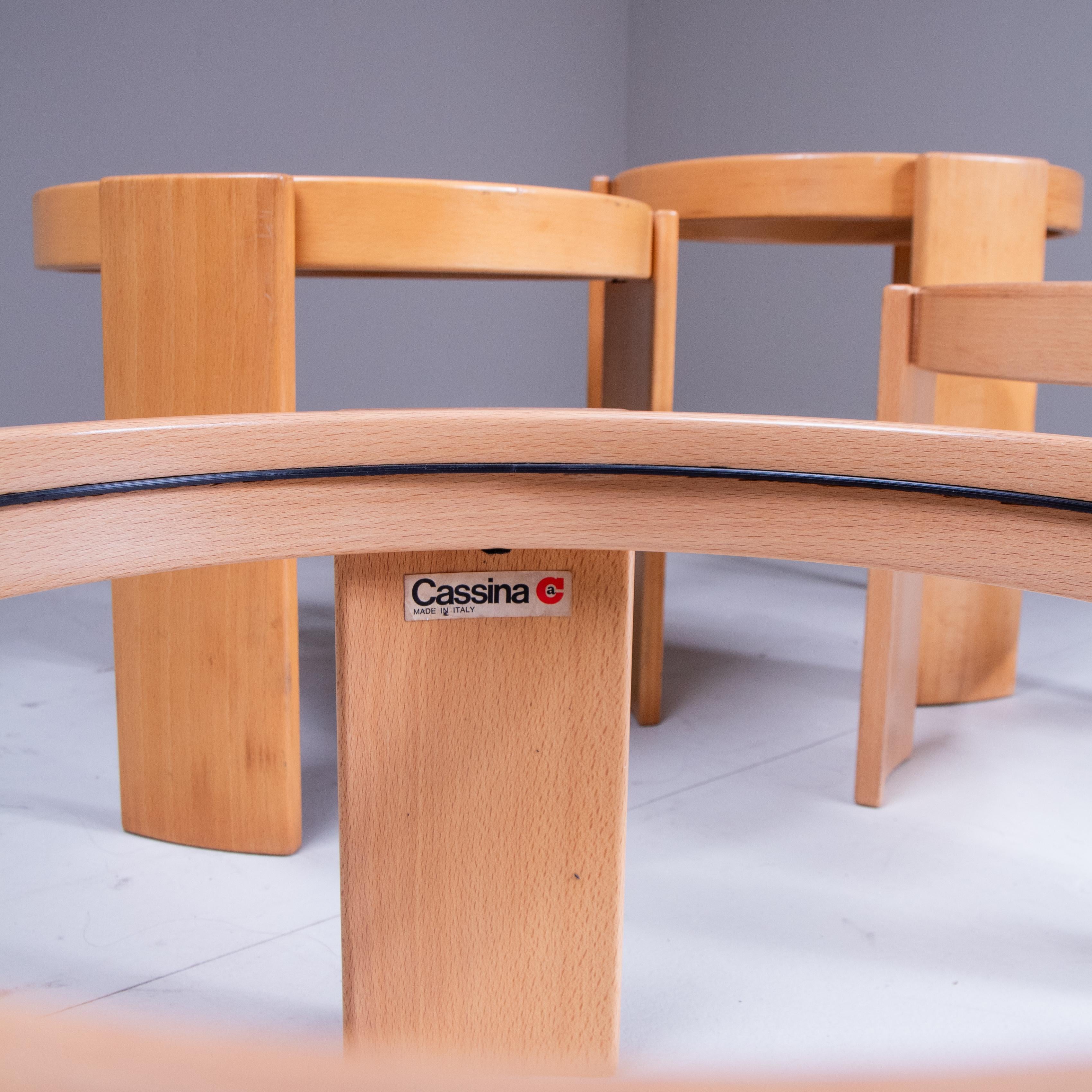 Set di tavolini modello 780/783 disegnati da Gianfranco Frattini per Cassina. Ces tavolini représentent un exemple raffiné du design italien des années 60, caractérisé par des lignes pures et une construction en bois massif, une essence claire.