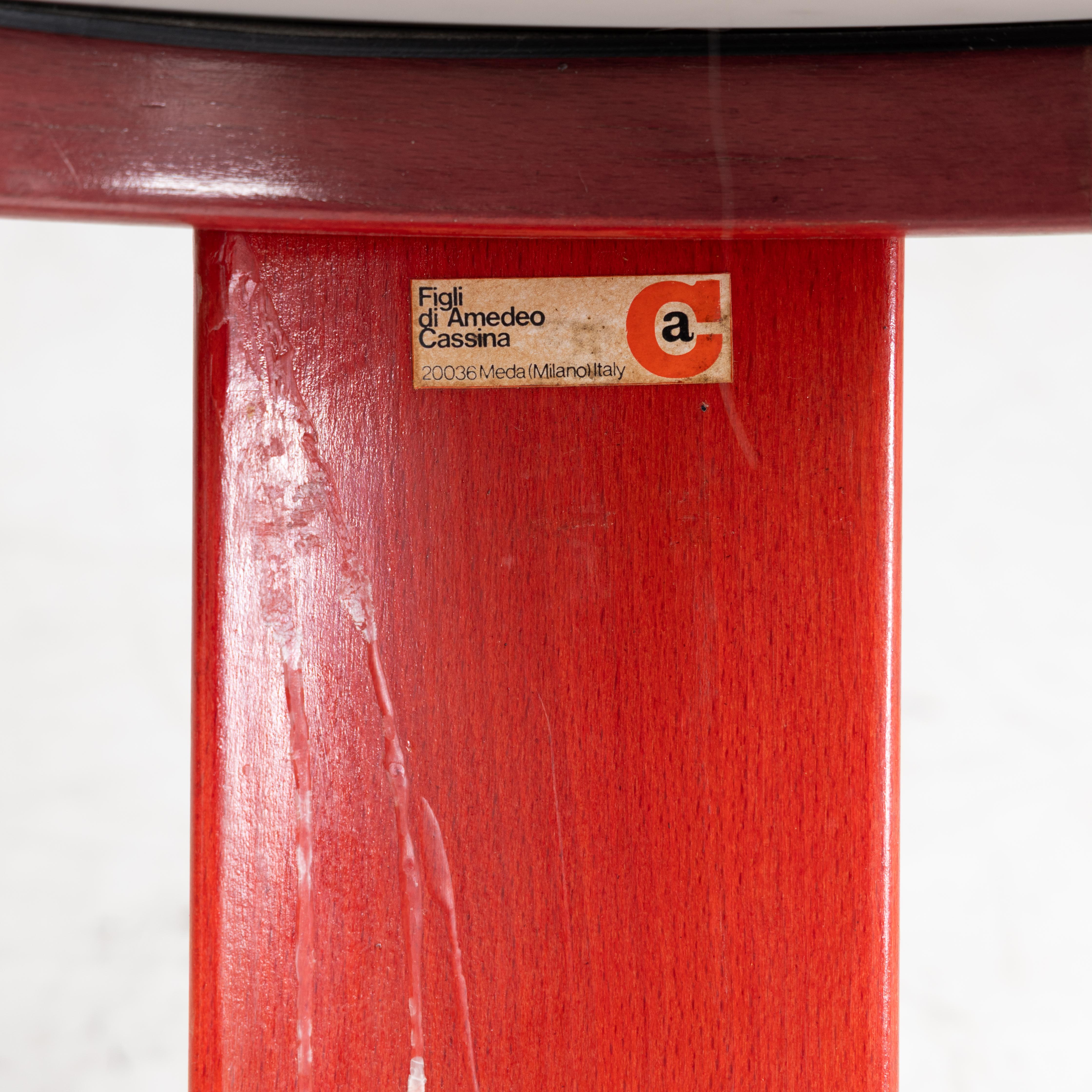 Set di tavolini modello 780/783 disegnati da Gianfranco Frattini per Cassina. Ces tavolini représentent un exemple raffiné du design italien des années 60, caractérisé par des lignes pulpeuses et une construction en legno massello, verni en rose.