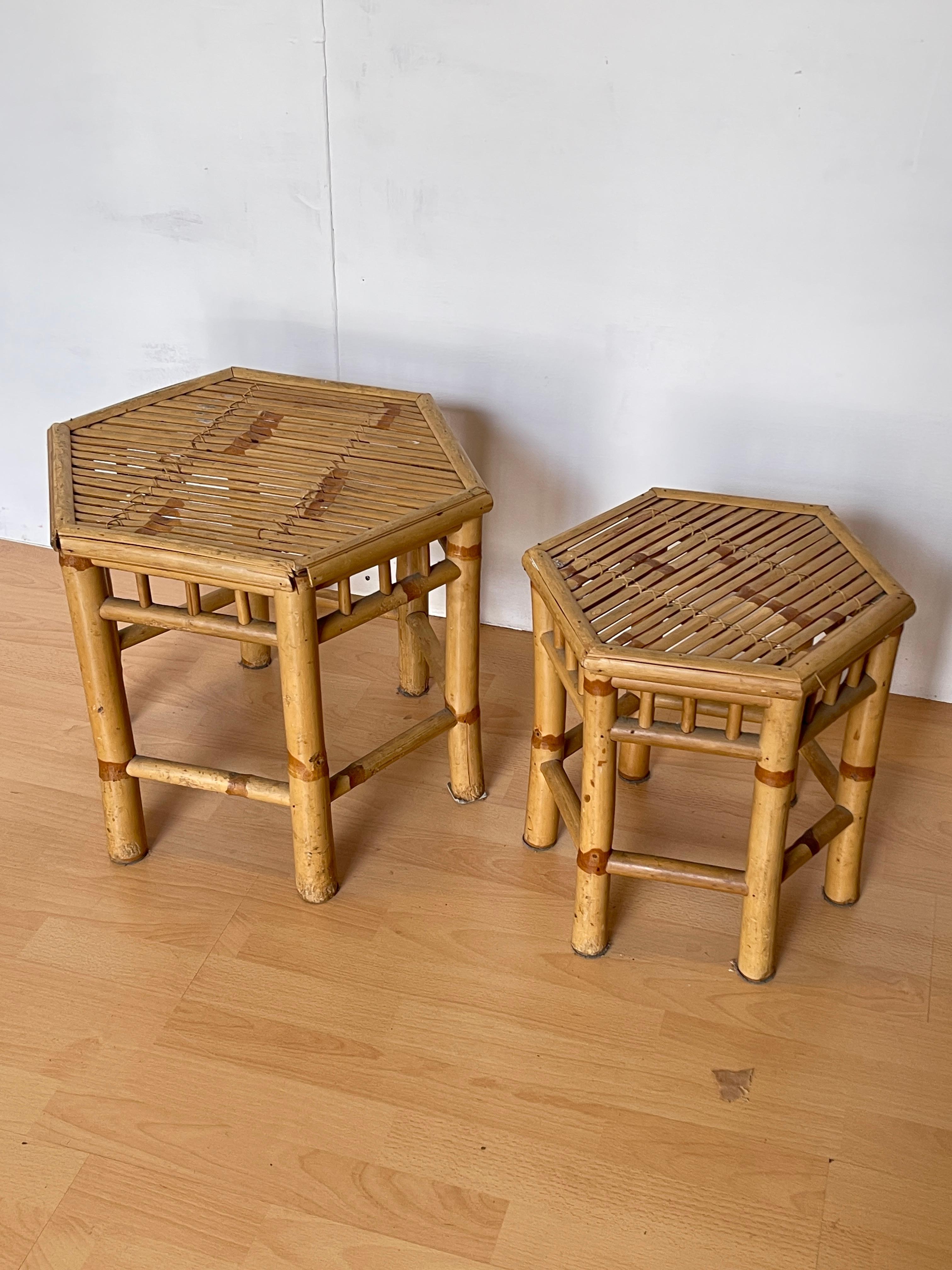 Ensemble de tables basses en bambou. Caractérisées par une structure solide et un design élégant aux formes hexagonales, ces tables basses sont idéales pour tout type d'environnement, du salon à la véranda. Le travail artisanal du bambou lui confère