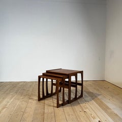 Set aus ineinandersteckbaren Beistelltischen aus dänischem Teakholz im Mid-Century-Stil, 1960er Jahre