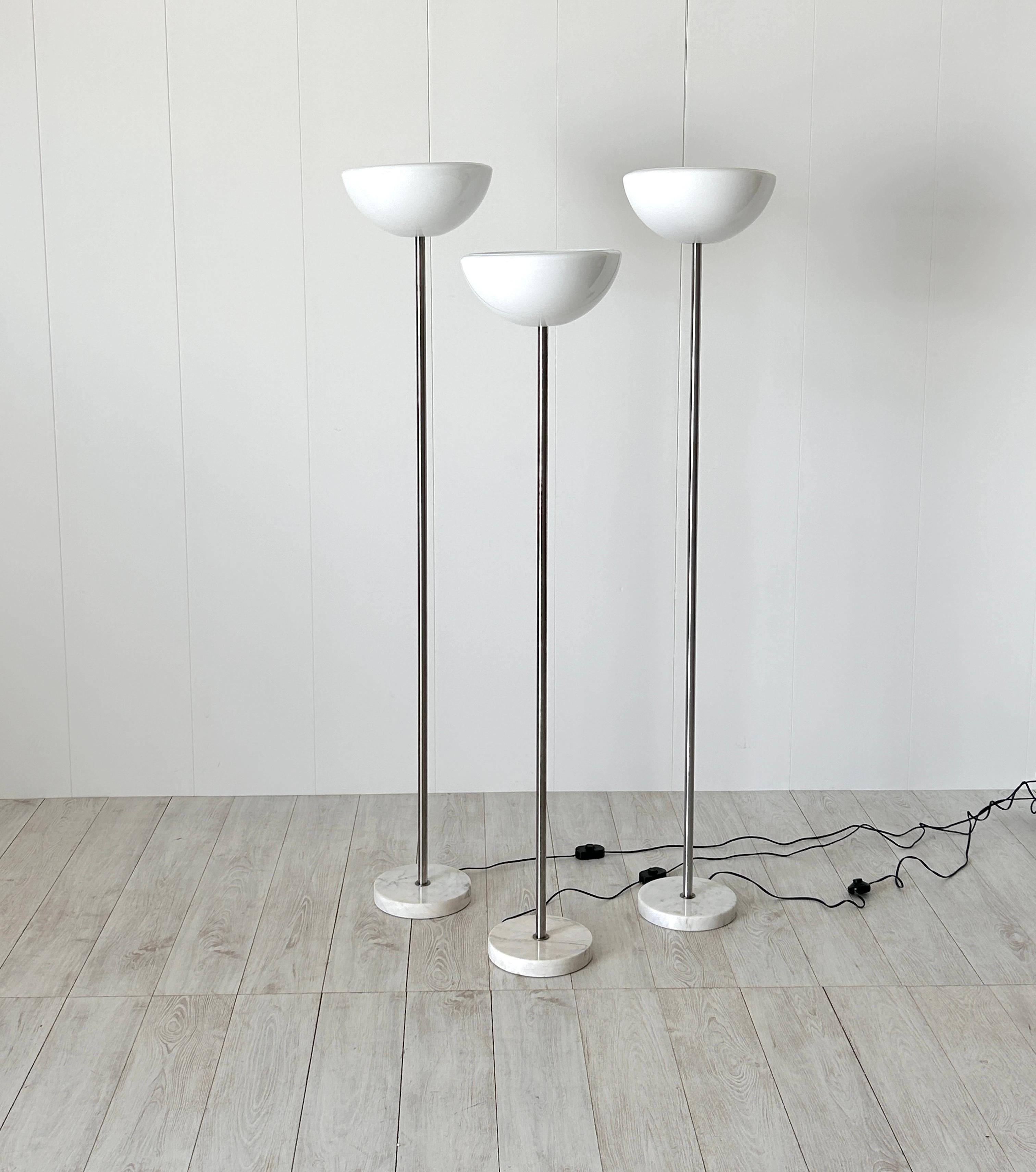 Set di tre lampade da terra modello Papapvero, con base in marmo, stelo in acciaio e diffusore in vetro opalino bianco
Lampada prodotta da Flos su disegno di Achille Castiglioni, 1964
Perfette condizioni

Misure piccola: 37x37x171h cm
Misure grandi: