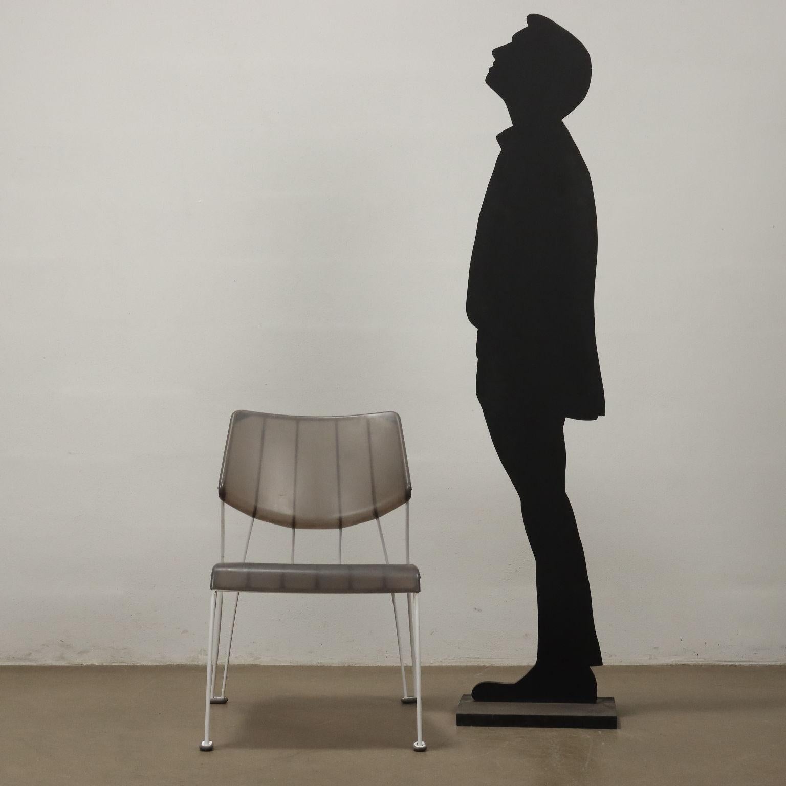 Groupe de 3 fauteuils, structure en métal émaillé, assise et dossier en plastique. Bon état.
