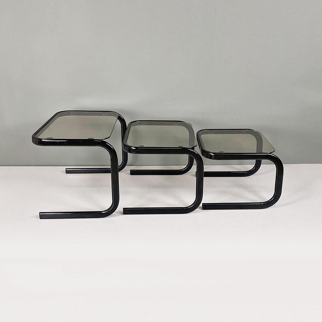 Italian Set di tre tavoli bassi da salotto in metallo nero e vetro fumè, 1980 ca. For Sale