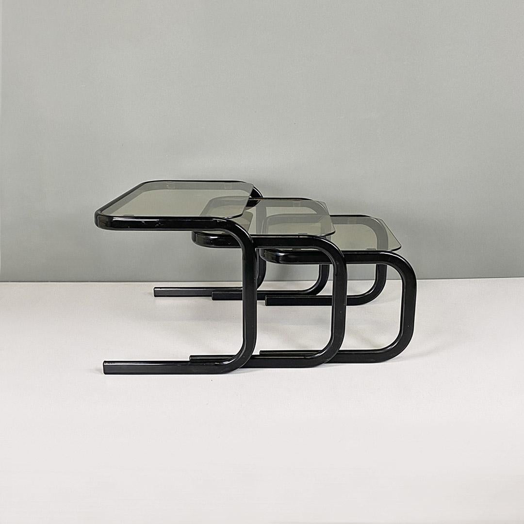 Set di tre tavoli bassi da salotto in metallo nero e vetro fumè, 1980 ca. In Good Condition For Sale In MIlano, IT