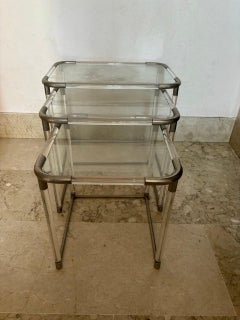 Juego de tres mesas de centro de latón y cristal de mediados del siglo XX