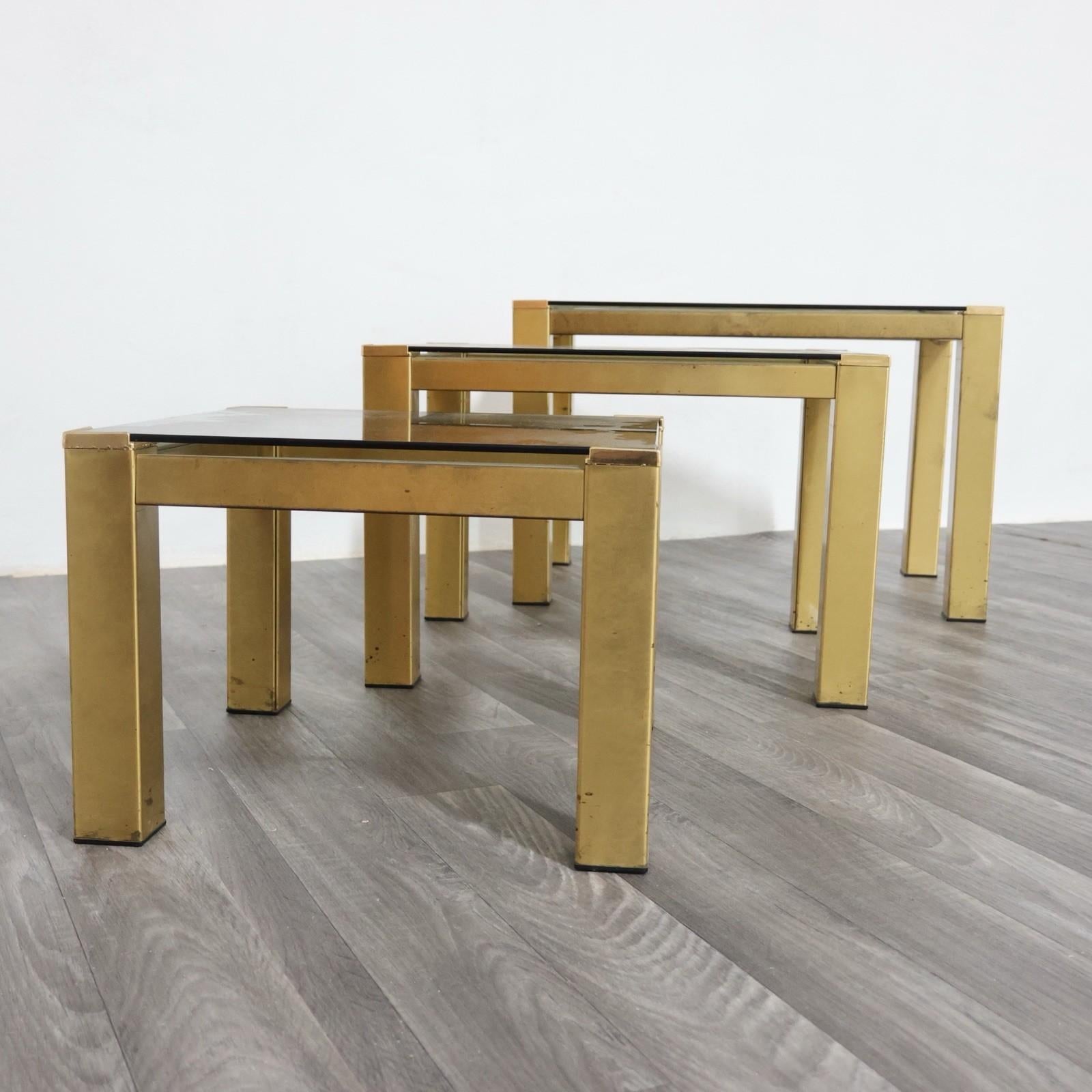 Fin du 20e siècle set di Tris tavolini ottone modulari Hollywood Regency 1970 Design Modernariato en vente