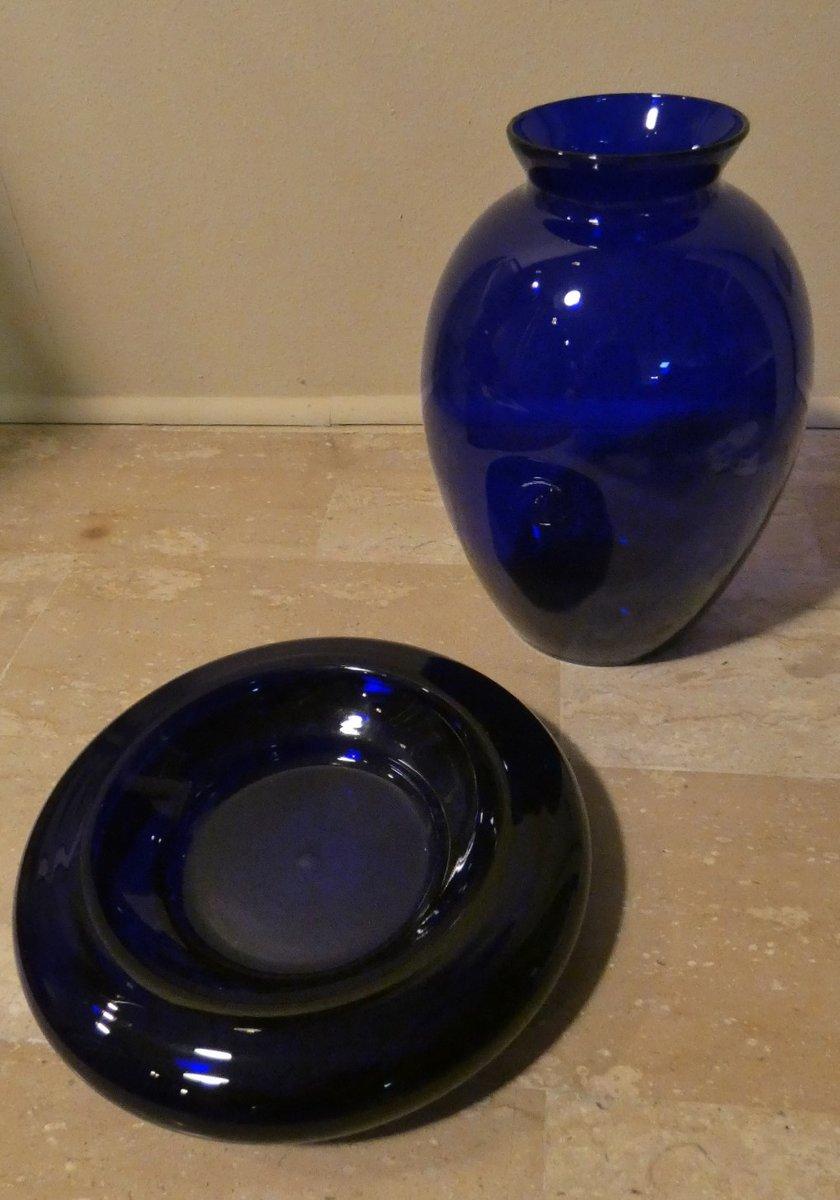 Couleur bleu cobalt intense pour cet ensemble raffiné composé d'un vase et d'un cendrier en verre soufflé, créé par la manufacture Carlo Moretti de Murano dans la première moitié des années 1990.

Depuis 1958, l'usine Moretti est une réalité solide