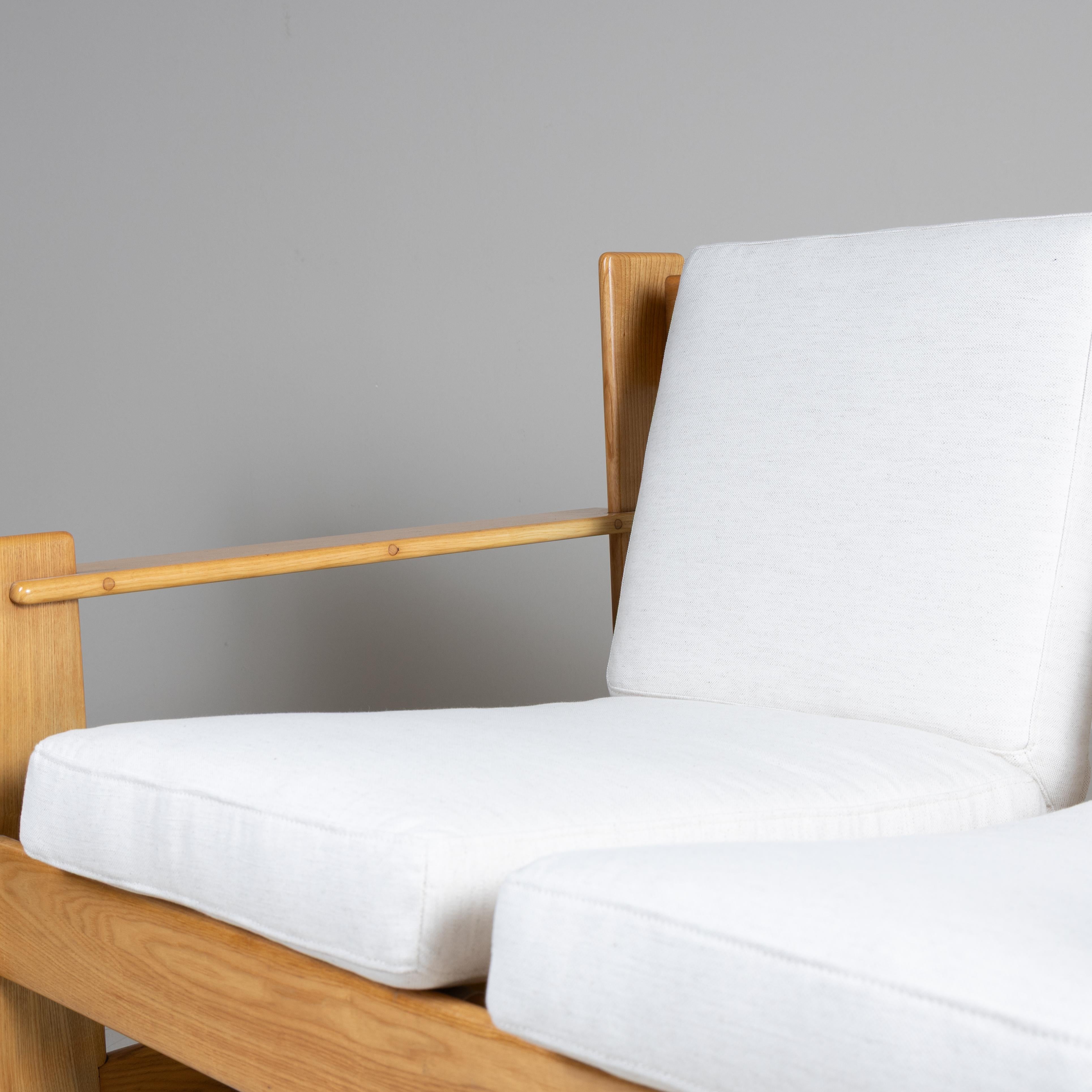 Set divanetto e poltrone in legno e cuscini bianchi, 1960 in vendita 4