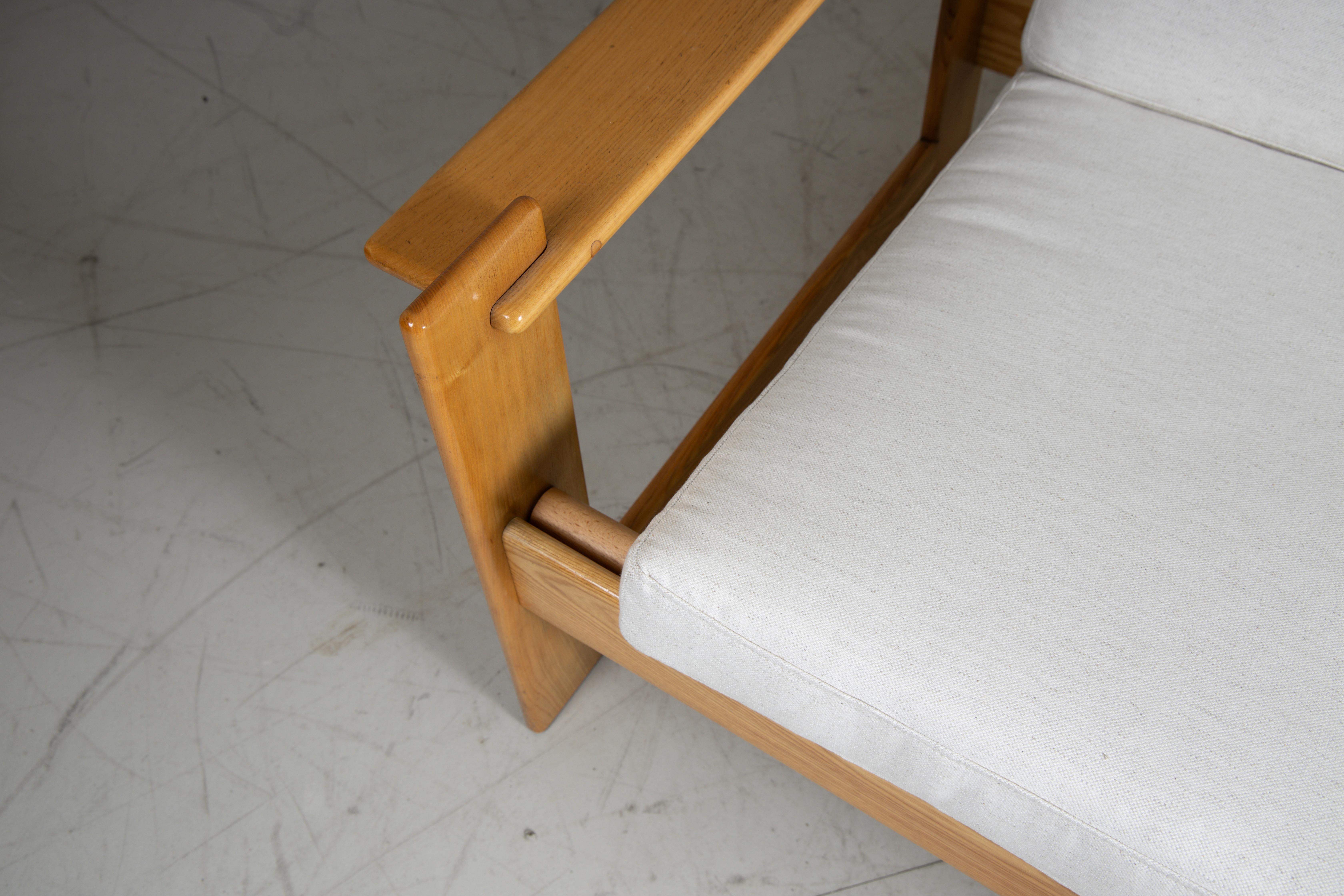 Set divanetto e poltrone in legno e cuscini bianchi, 1960 in vendita 5