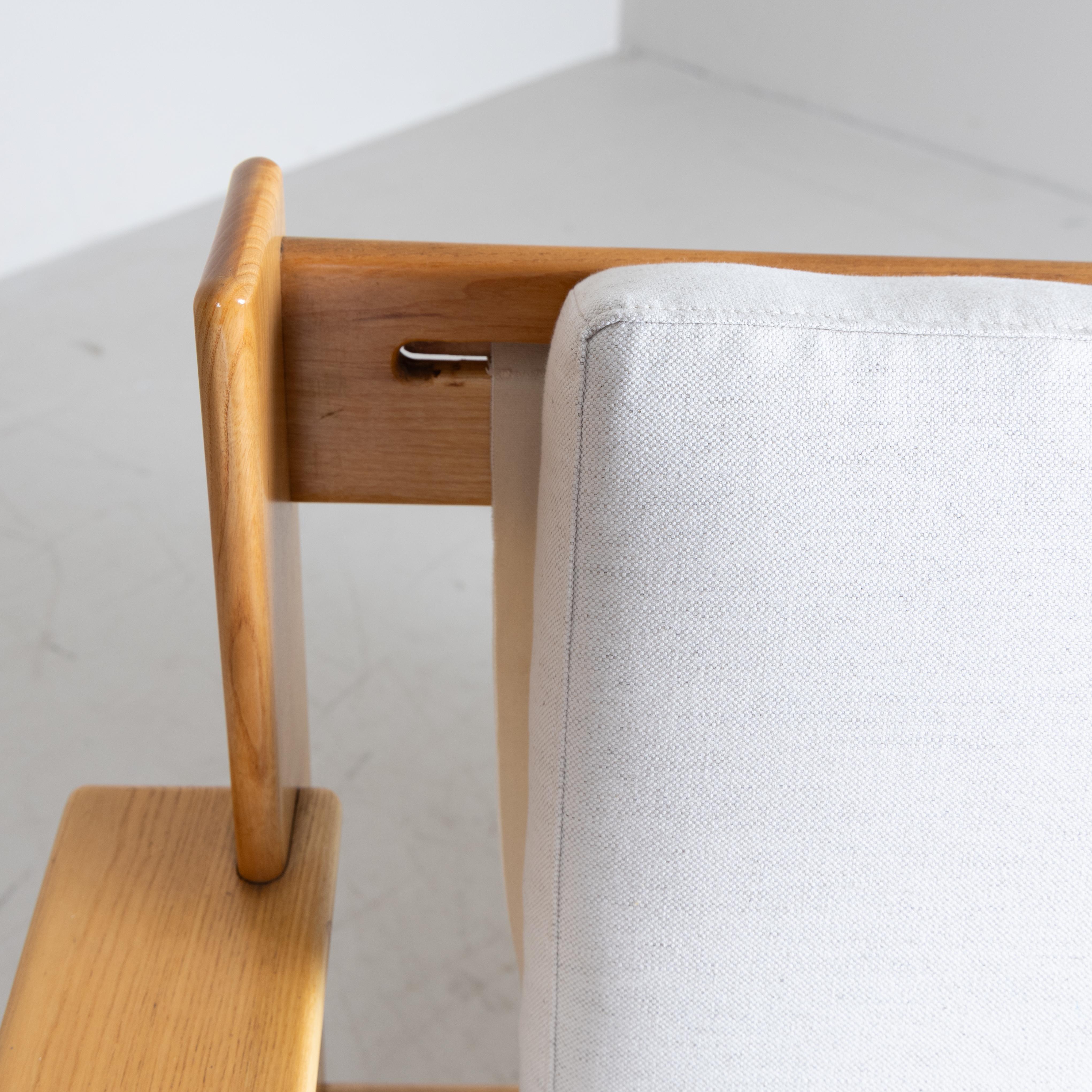 Set divanetto e poltrone in legno e cuscini bianchi, 1960 in vendita 6