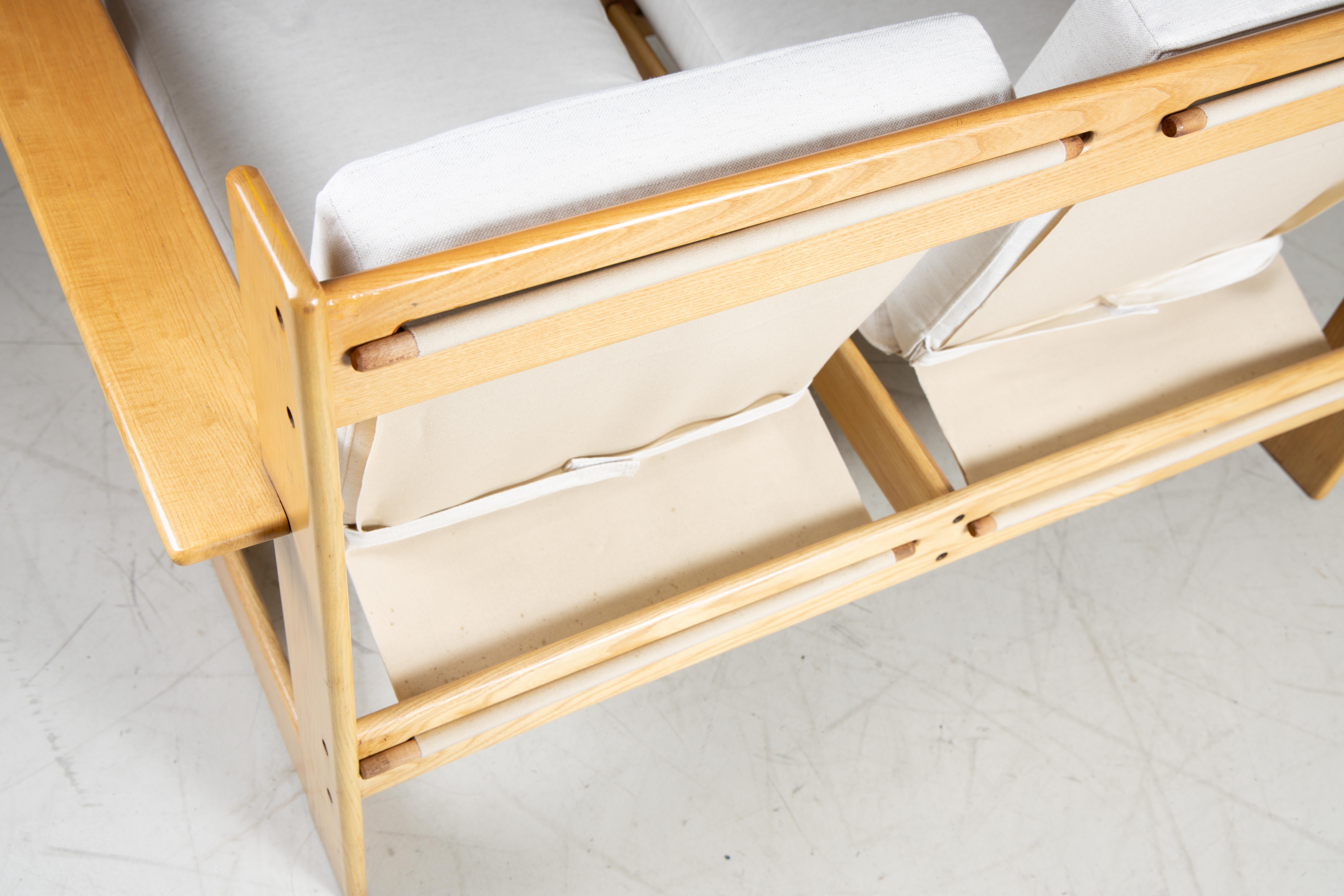 Set divanetto e poltrone in legno e cuscini bianchi, 1960 in vendita 8