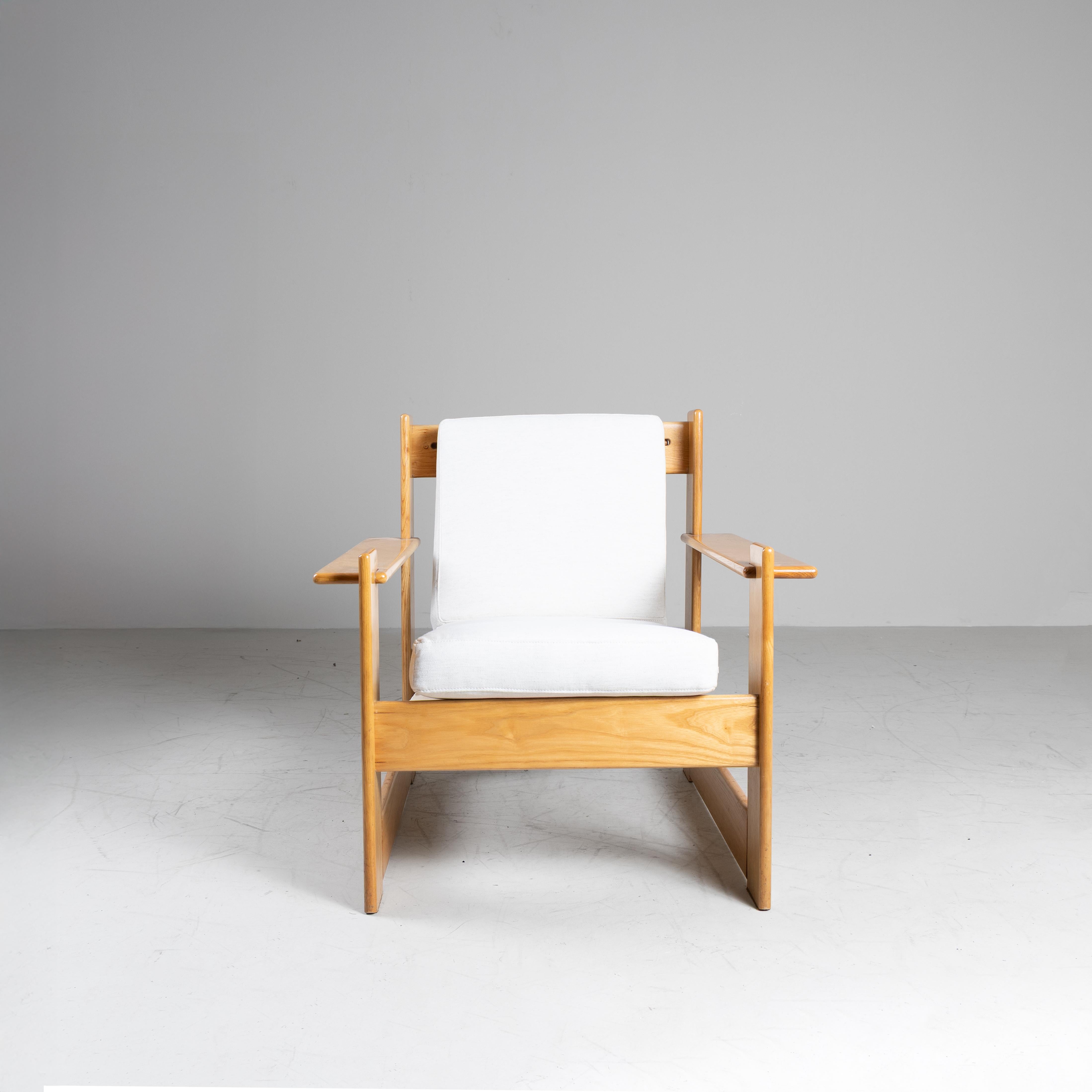 Set divanetto e poltrone in legno e cuscini bianchi, 1960 in vendita 9