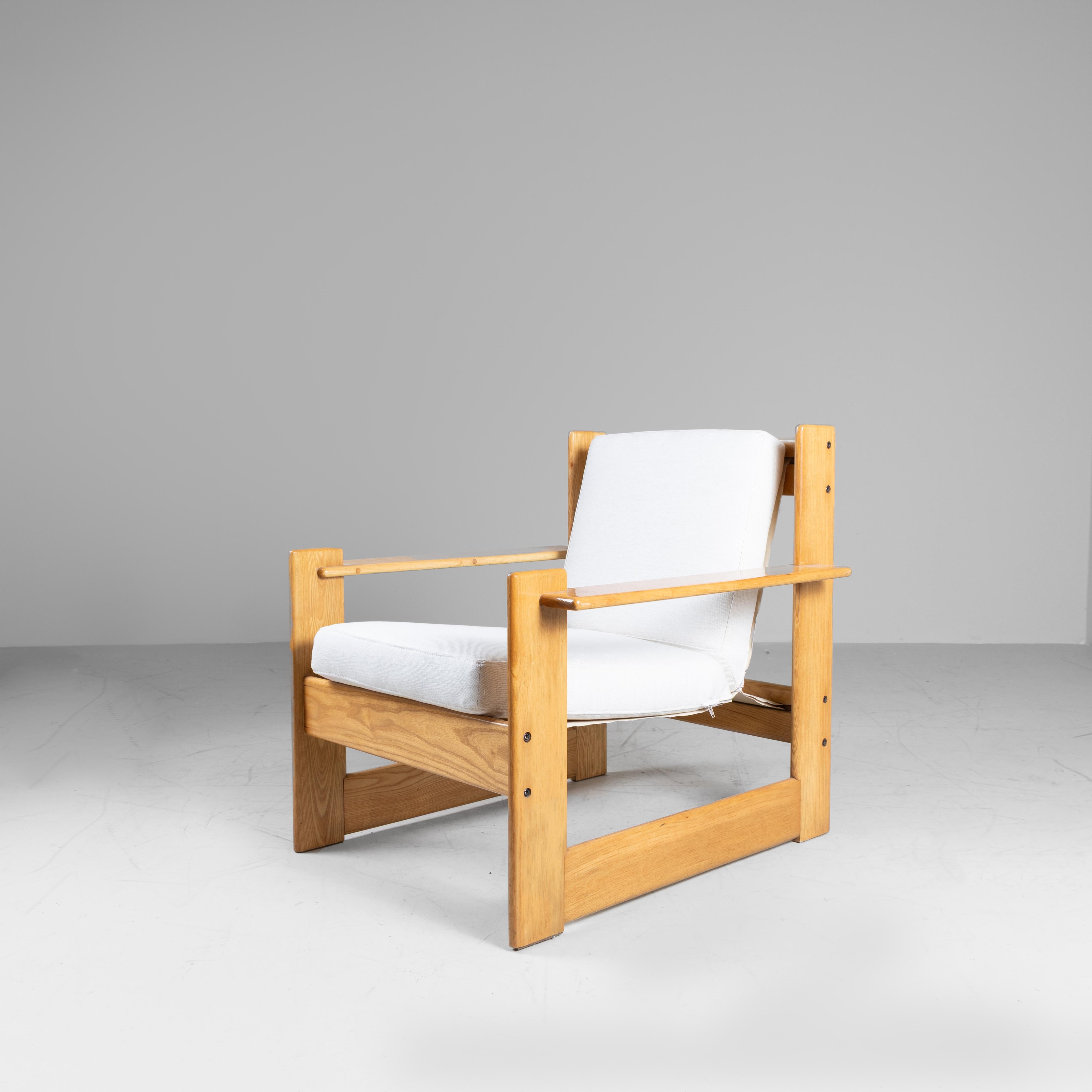 Set divanetto e poltrone in legno e cuscini bianchi, 1960 in vendita 10