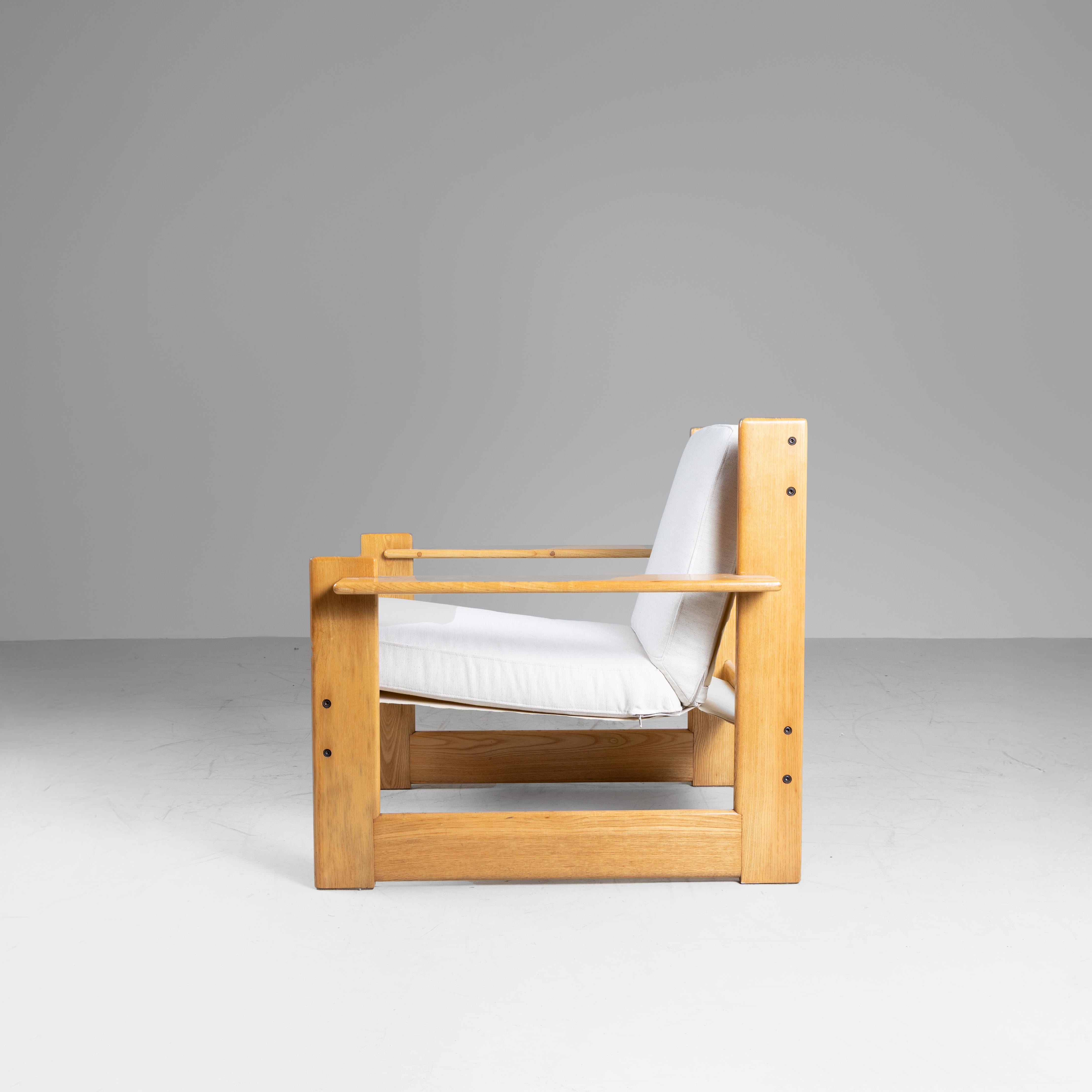 Set divanetto e poltrone in legno e cuscini bianchi, 1960 in vendita 11