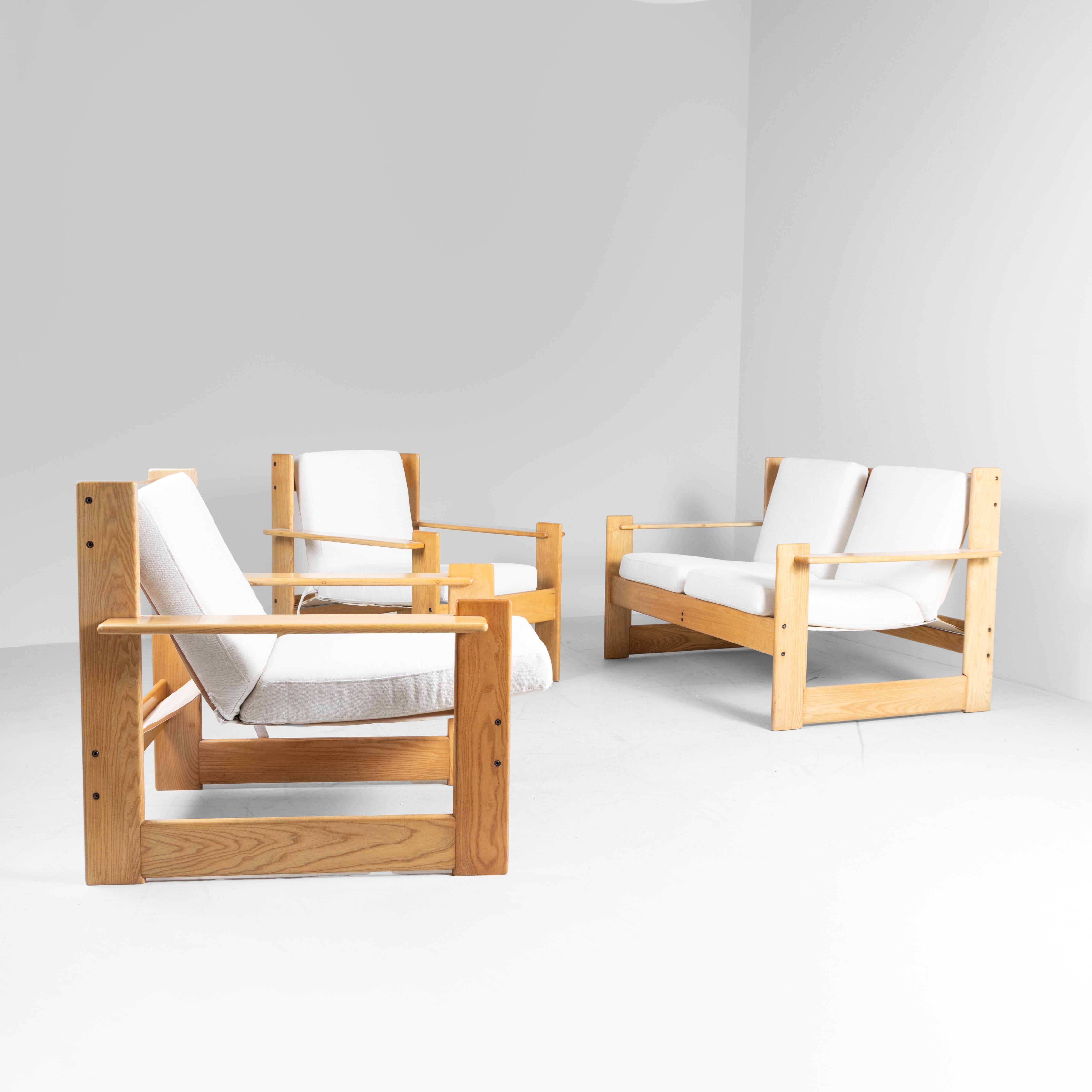 Set divanetto e due poltrone in legno e cuscini in tessuto di cotone, 1960, Condizioni: Buone - Cuscini nuovi. Set composto da un divanetto e due poltrone. 