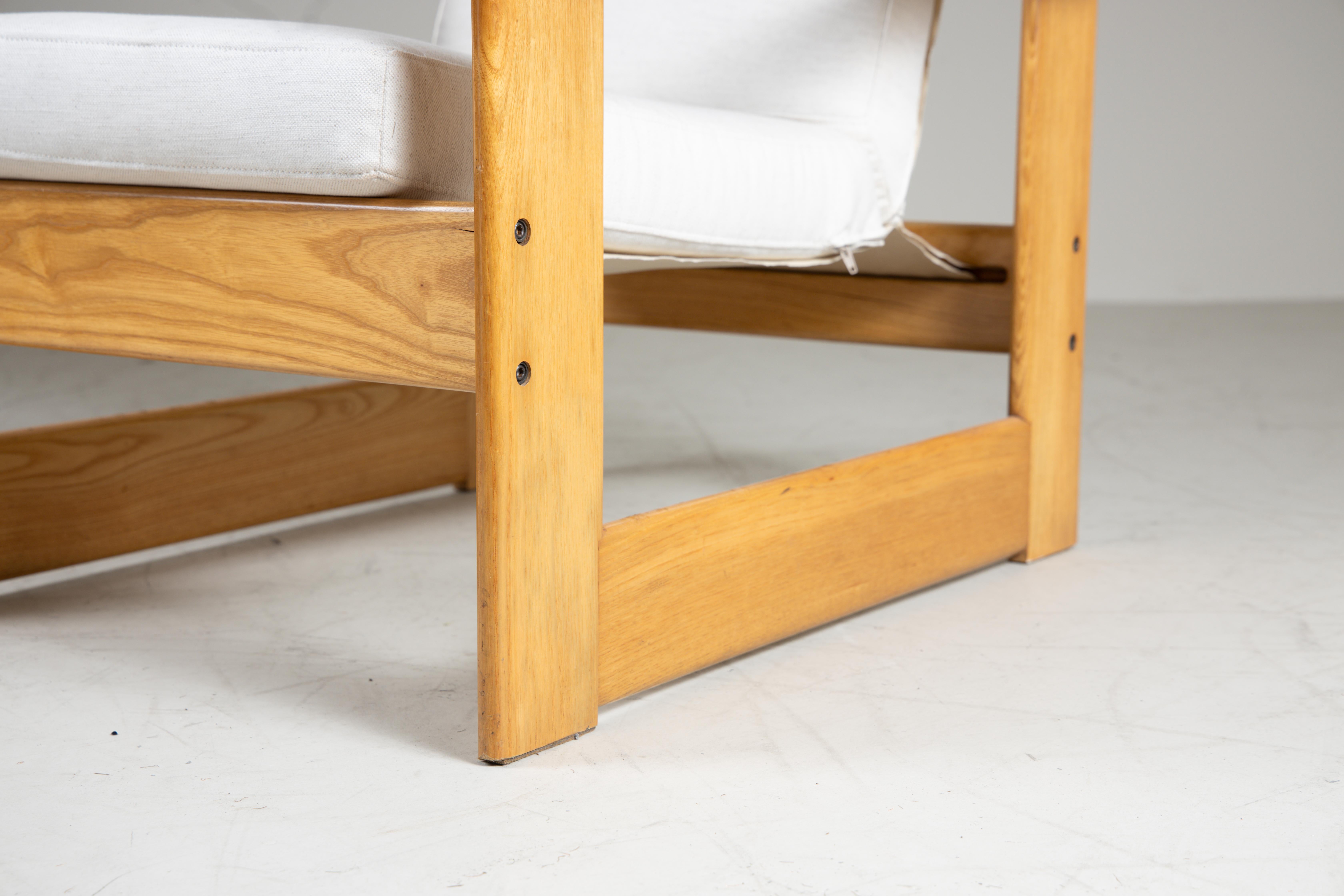 Set divanetto e poltrone in legno e cuscini bianchi, 1960 in vendita 13