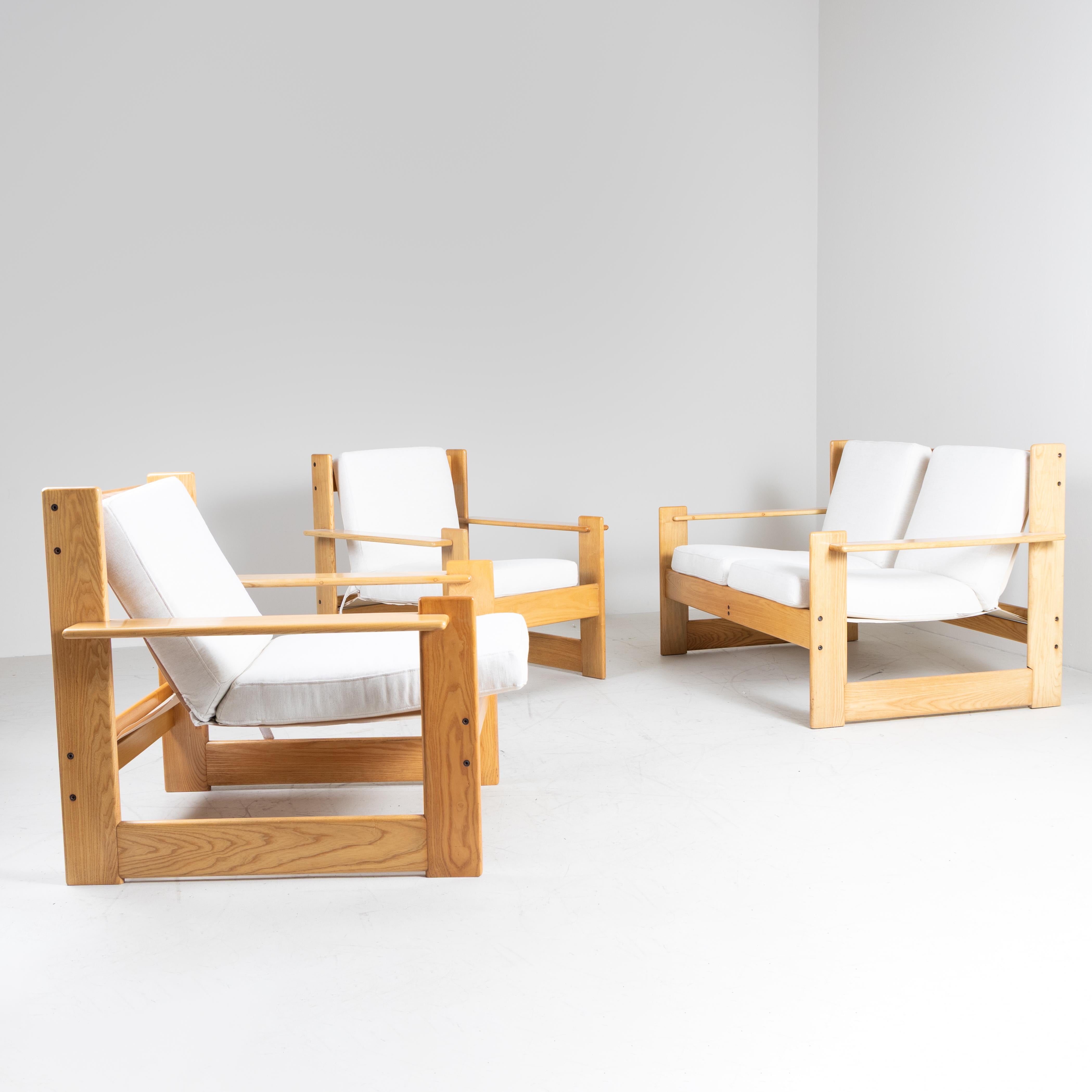 Mid-Century moderno Set divanetto e poltrone in legno e cuscini bianchi, 1960 in vendita