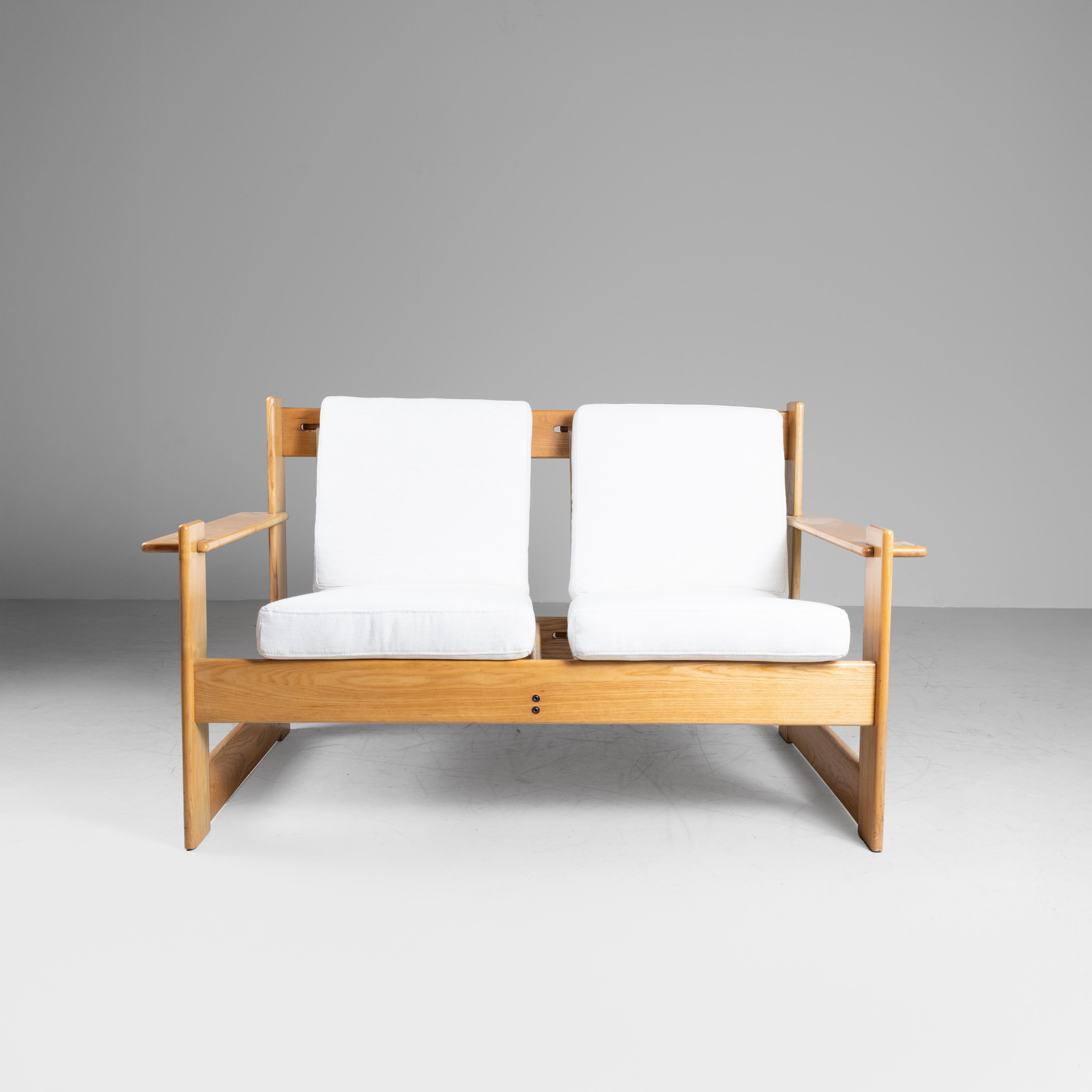 Italian Set divanetto e poltrone in legno e cuscini bianchi, 1960 in vendita