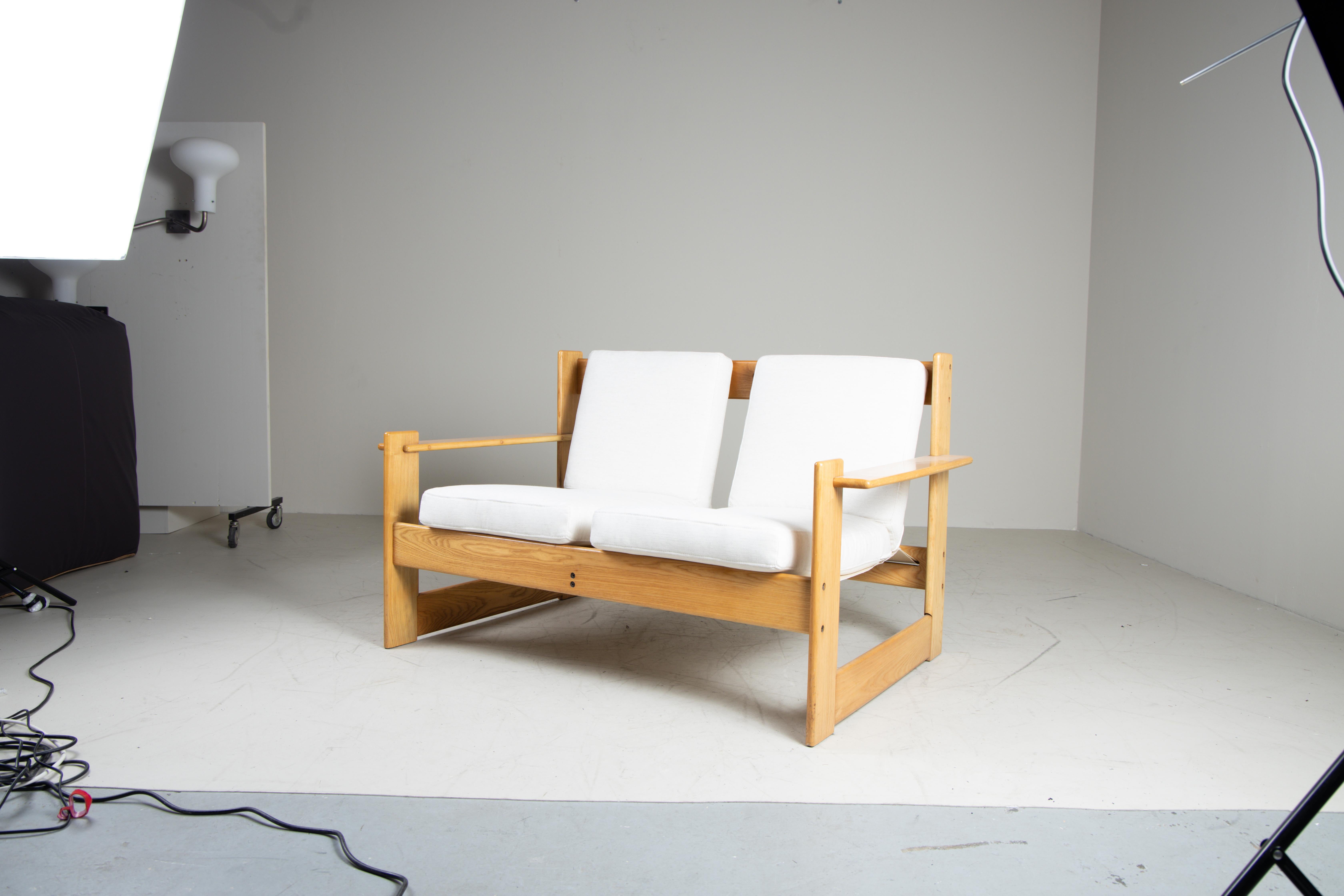 Set divanetto e poltrone in legno e cuscini bianchi, 1960 In condizioni buone in vendita a Milano, Lombardia