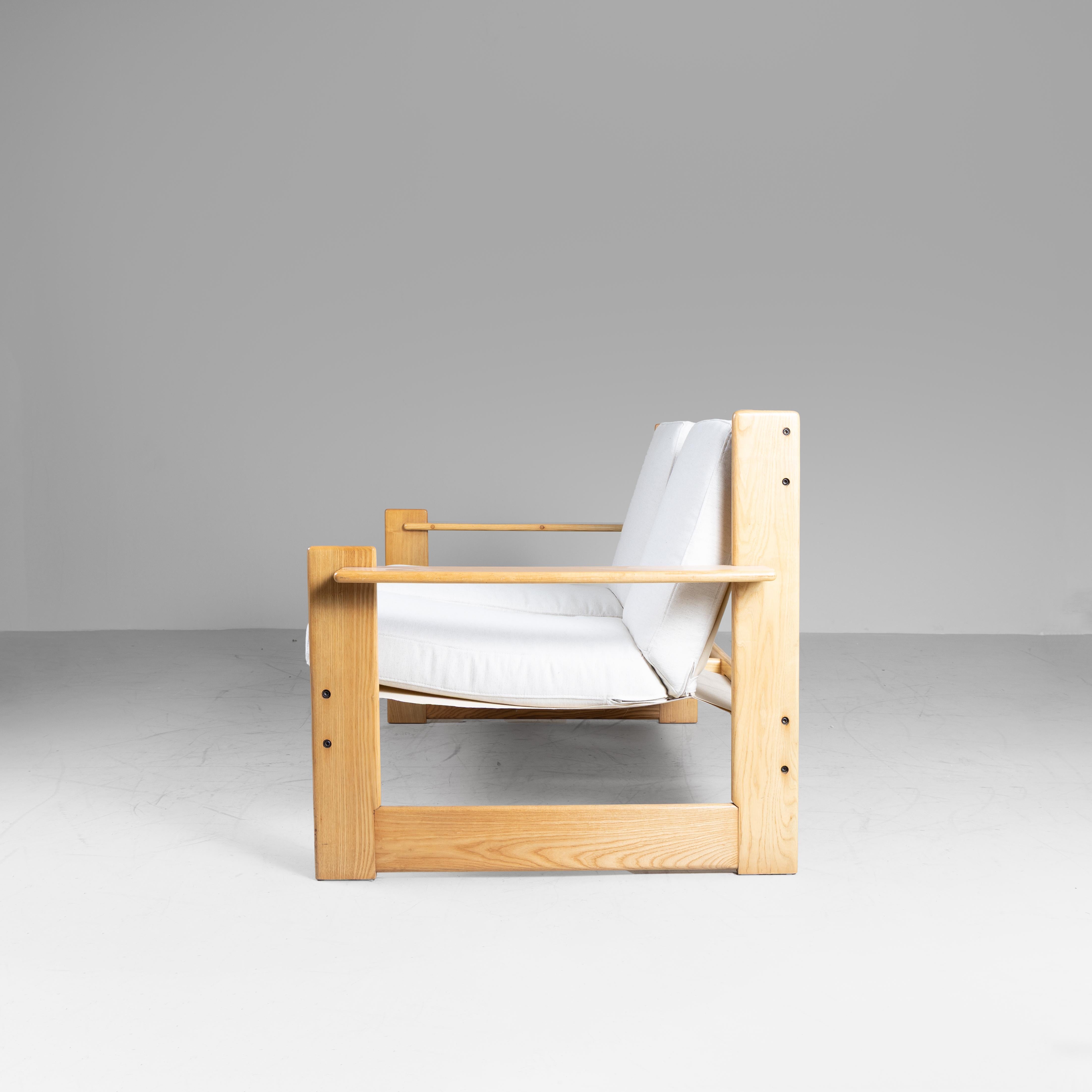 Mid-20th Century Set divanetto e poltrone in legno e cuscini bianchi, 1960 in vendita