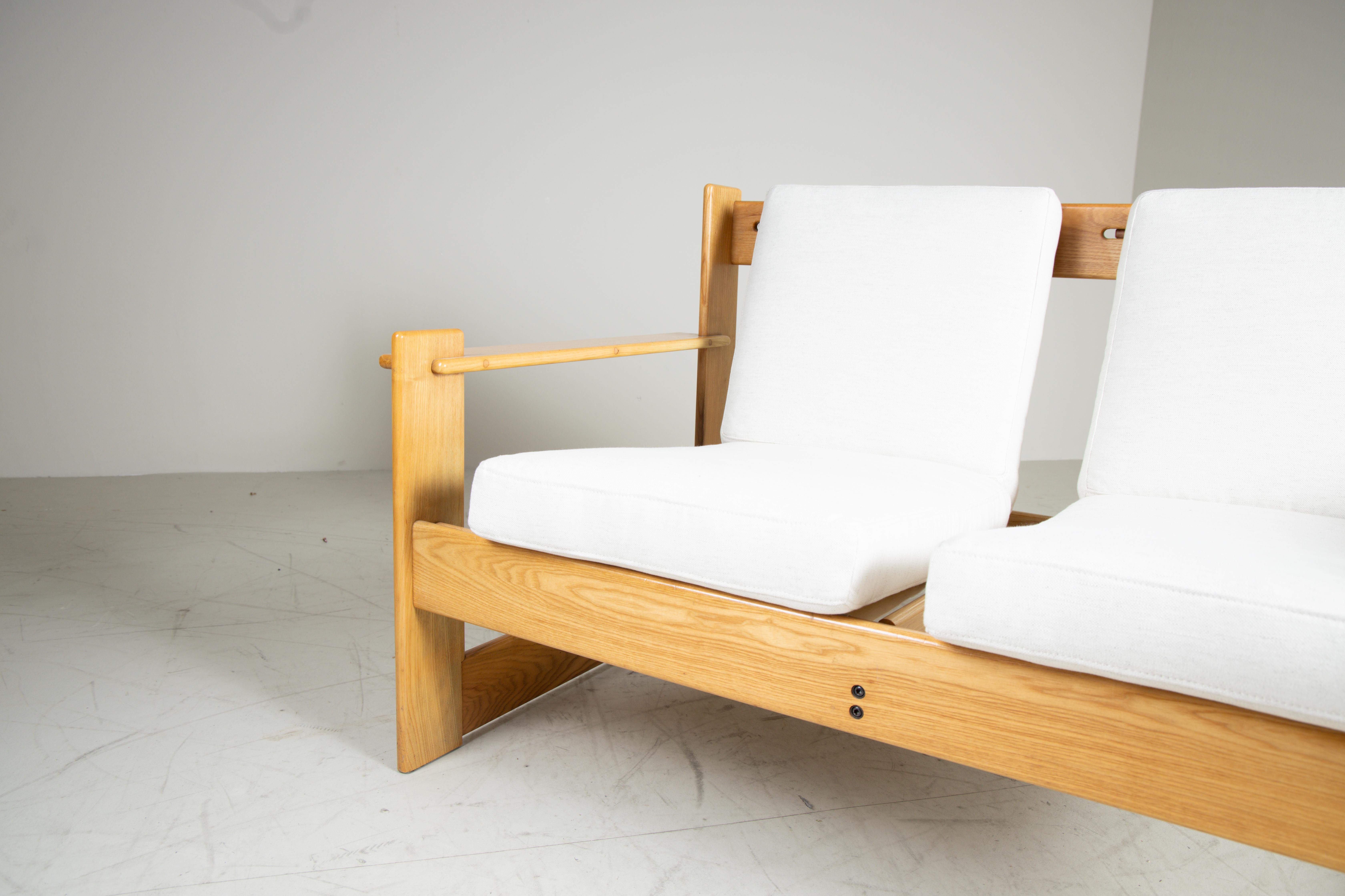 Set divanetto e poltrone in legno e cuscini bianchi, 1960 in vendita 1