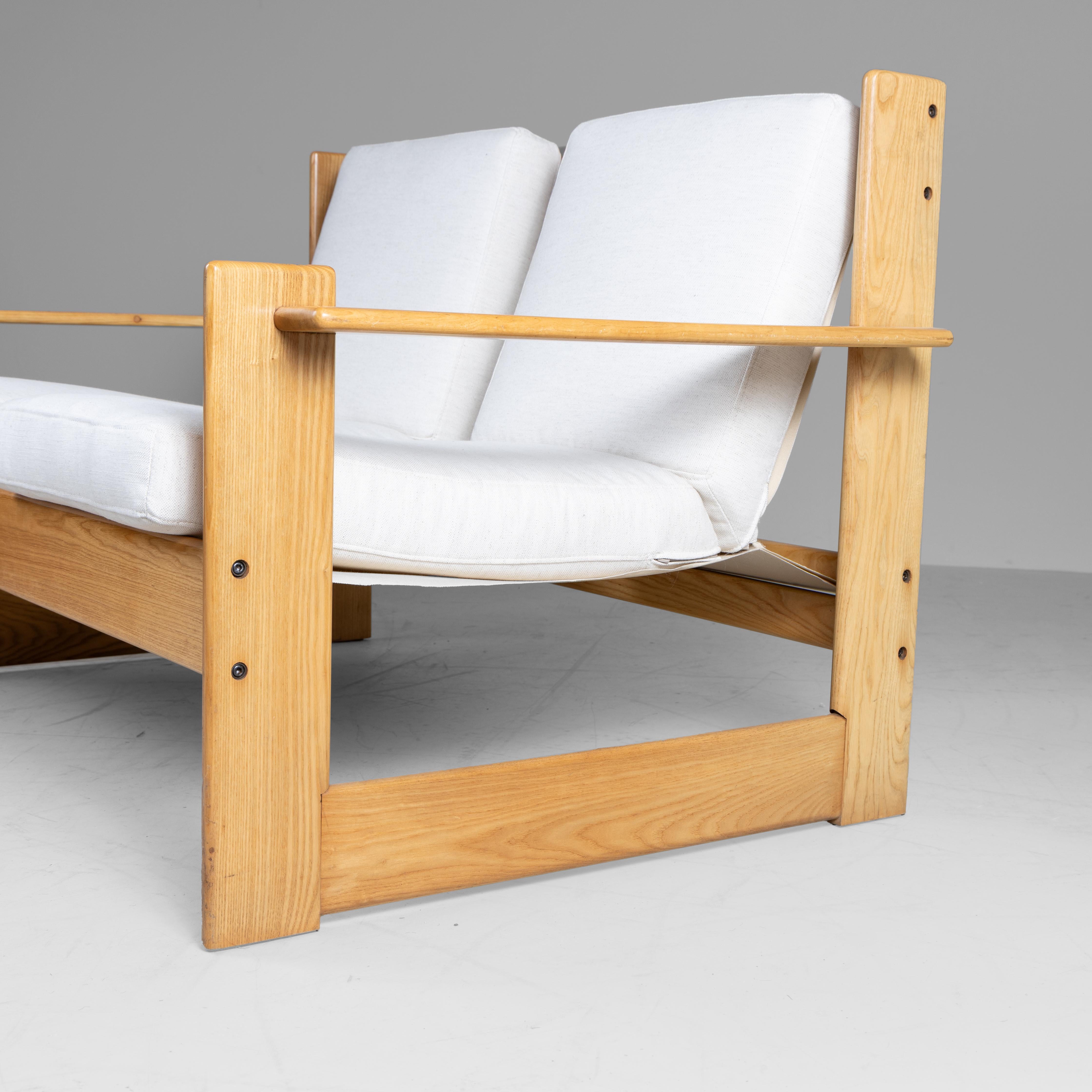 Set divanetto e poltrone in legno e cuscini bianchi, 1960 in vendita 2