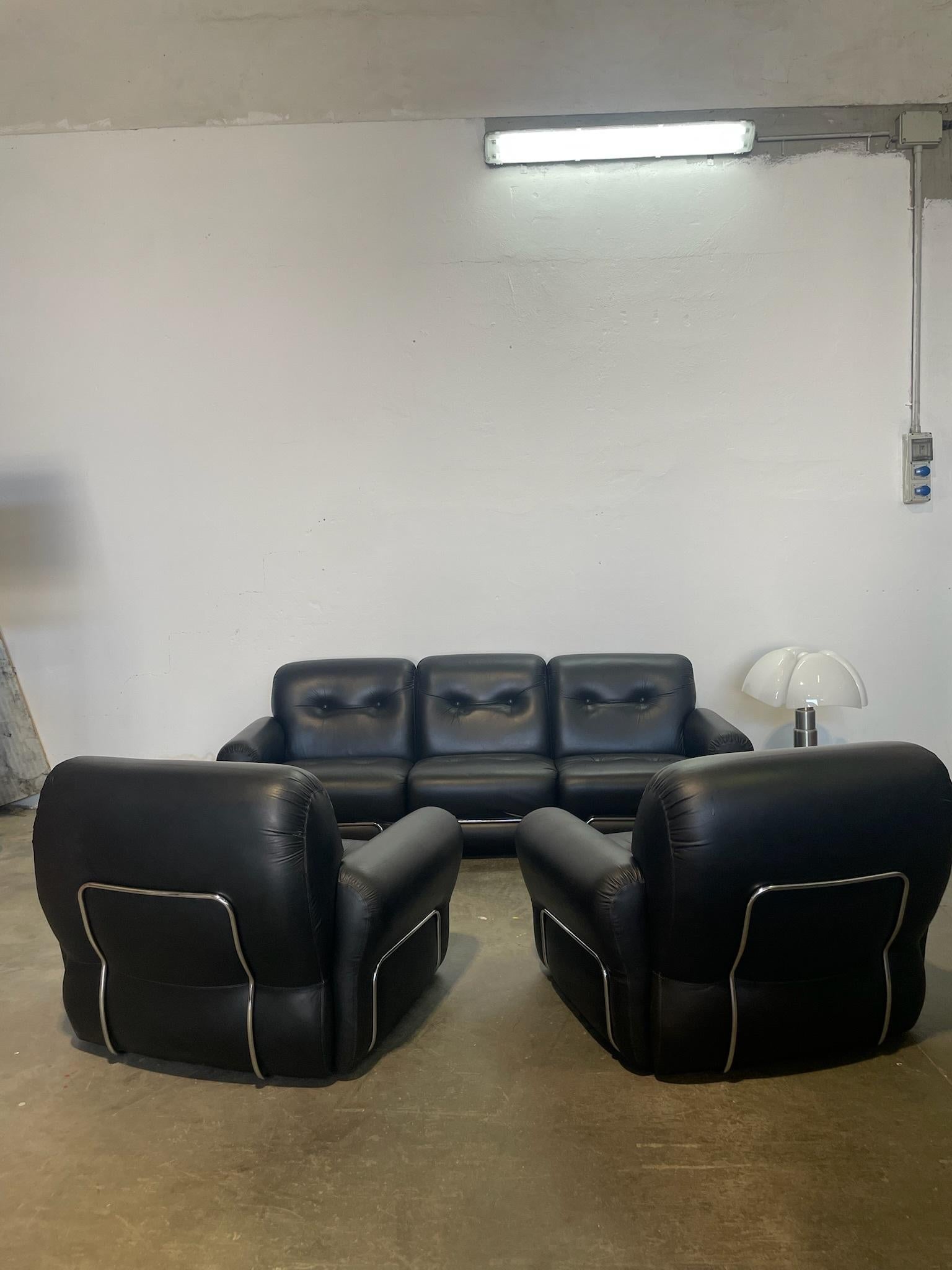Divano a tre posti: Dimensioni 223 cm (lunghezza) x 80 cm (profondità), caratterizzato da una struttura esterna in acciaio brillante, elemento iconico del design di Piazzesi. La robusta intelaiatura in acciaio, ben visibile, conferisce un look