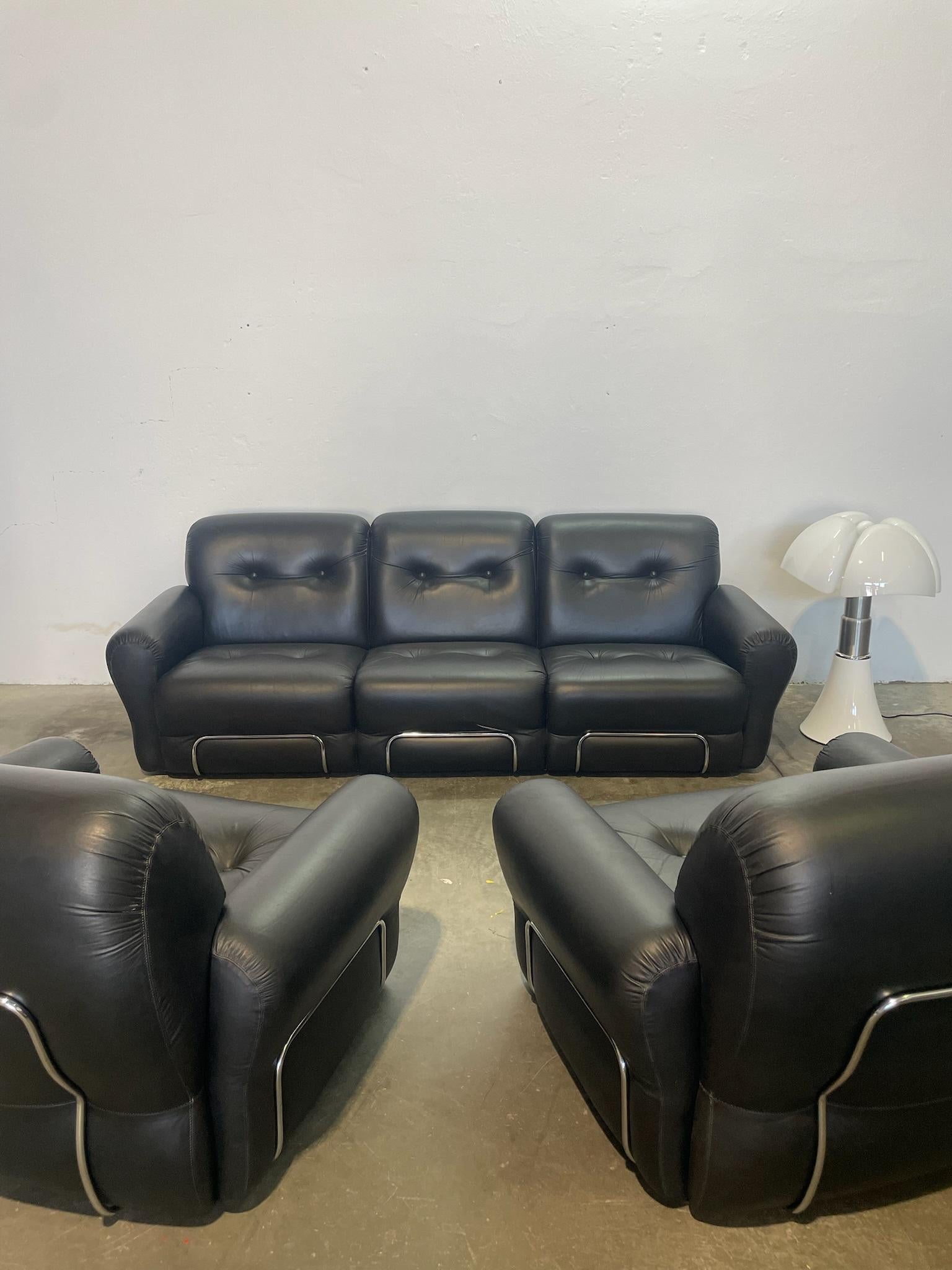 Mid-Century Modern Set Divano e 2 poltrone Adriano Piazzesi in pelle nera For Sale