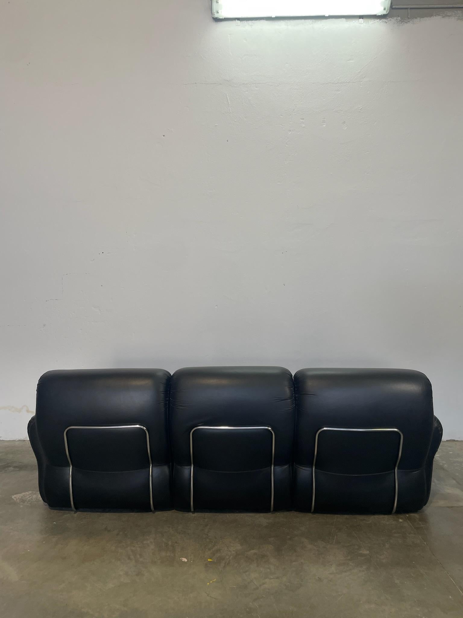 Set Divano e 2 poltrone Adriano Piazzesi in pelle nera In Excellent Condition For Sale In Ghedi, IT