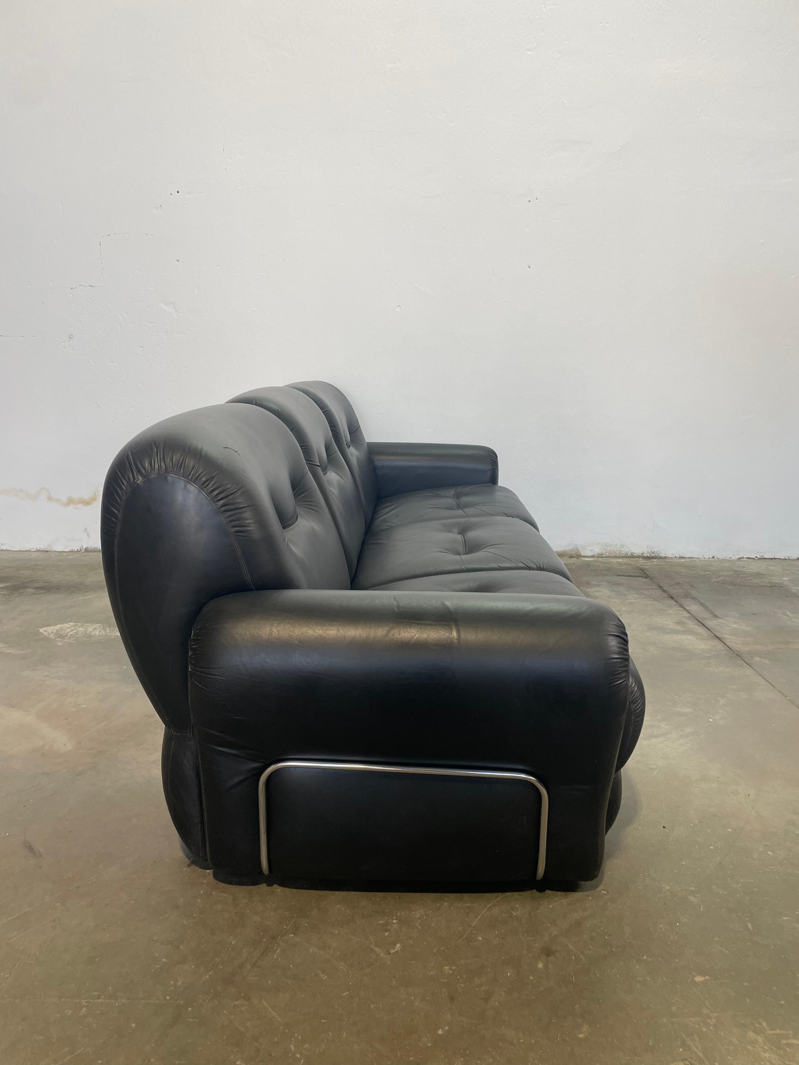 Late 20th Century Set Divano e 2 poltrone Adriano Piazzesi in pelle nera For Sale