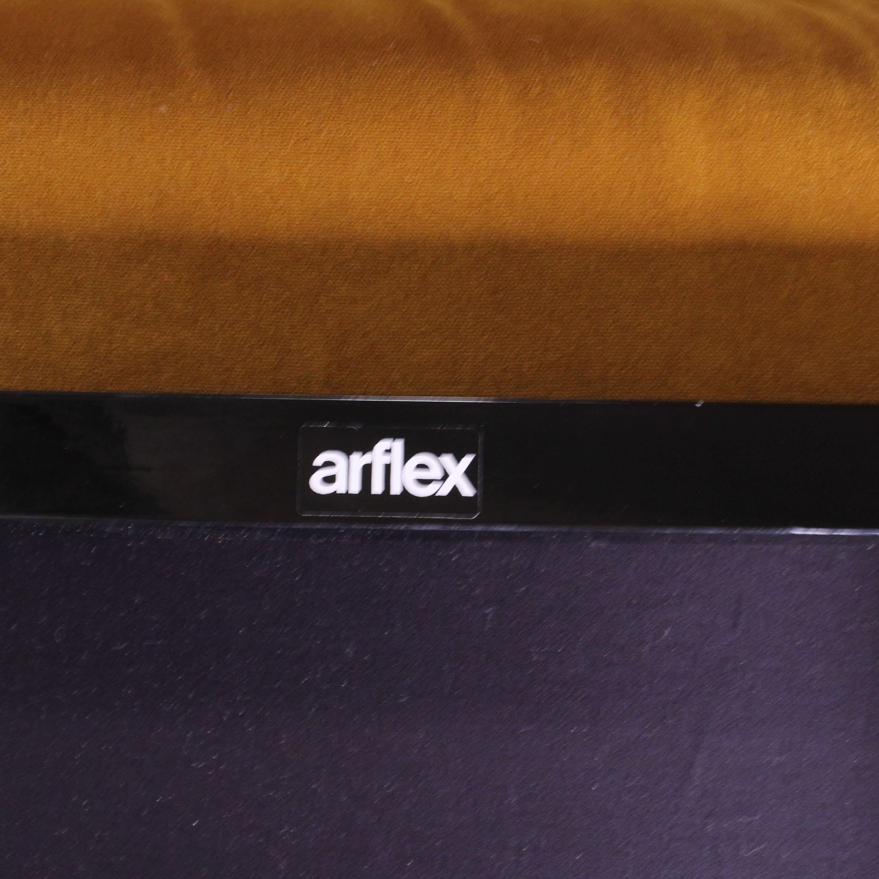 Il “Marenco” di Mario Marenco per Arflex è un’iconica poltrona progettata nel 1970. È famosa per il suo design distintivo e innovativo che si distingue per le sue forme morbide e avvolgenti. La poltrona Marenco è caratterizzata da un’elegante