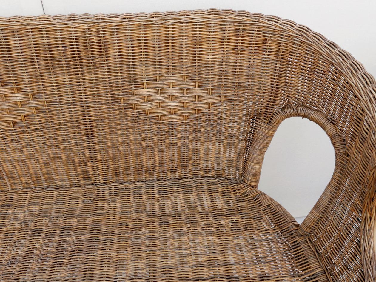 Cet ensemble composé d'un canapé et de deux fauteuils en bambou et en osier date de 1970. 
C'est un beau meuble de jardin, à placer sous un porche ou au bord de la piscine. Idéal également pour un lieu en plein air. Son état est excellent et ne