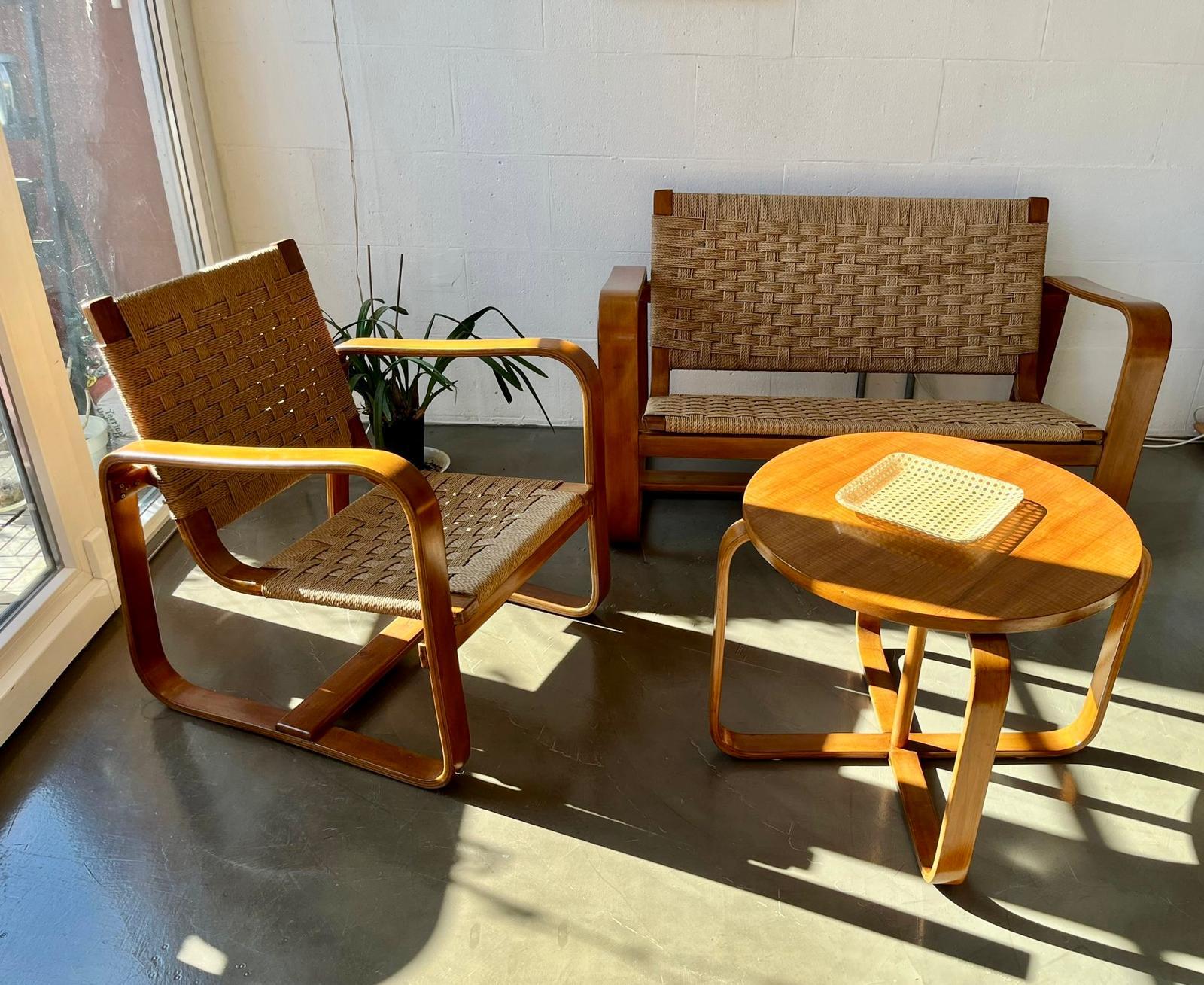 Set divano, poltrona e tavolo, G. Pagano Pogatschnig & G. Maggioni, 1941, Italia
Insieme composto da un divano, una poltroncina e un tavolino in legno lamellare curvato e corda intrecciata. Realizzato dalla ditta Maggioni intorno al 1941, esprime il