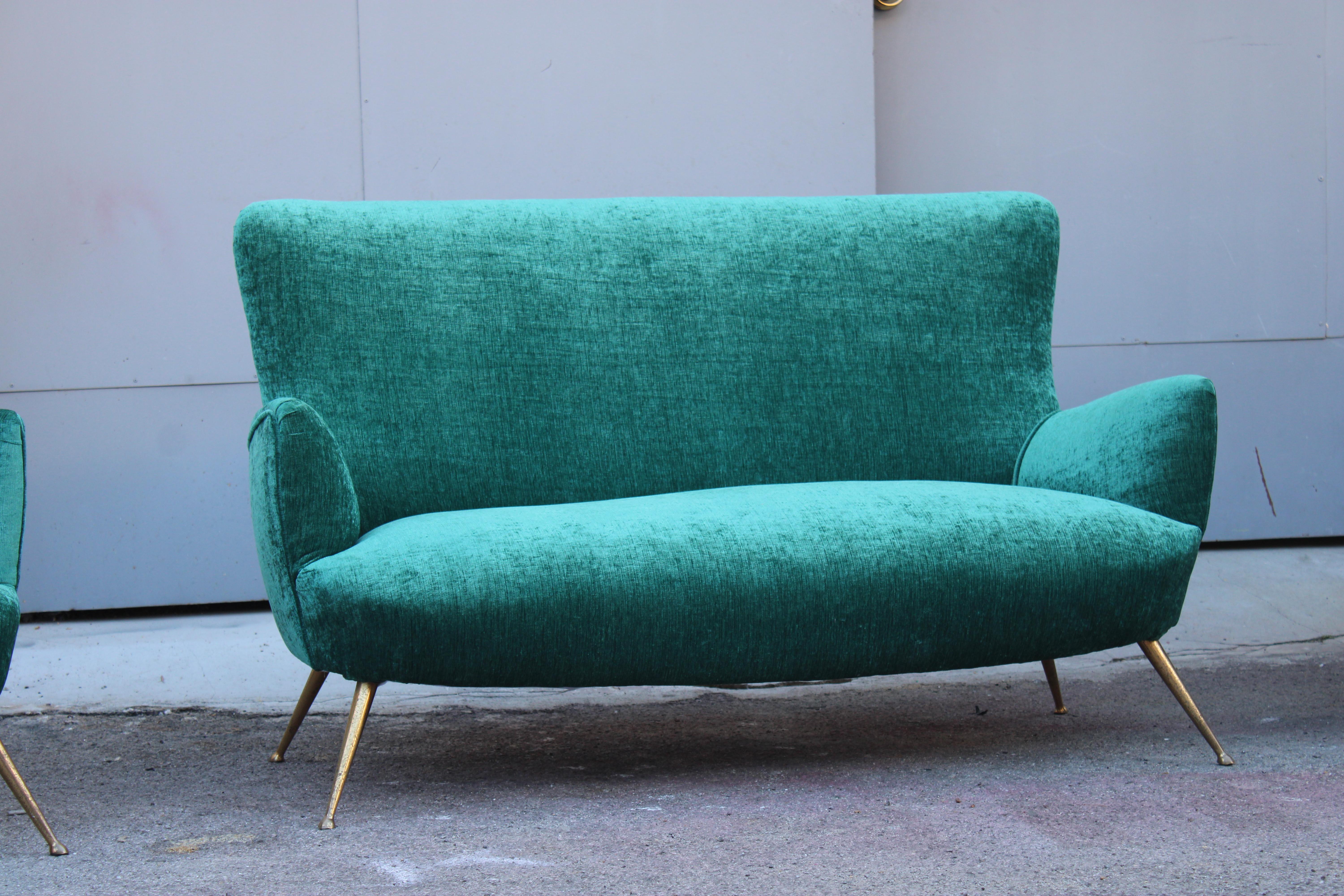 Set Divano Poltrone Italiane Mid-centruy Piedi Ottone a spillo Velluto Verde In condizioni buone in vendita a Palermo, Sicily